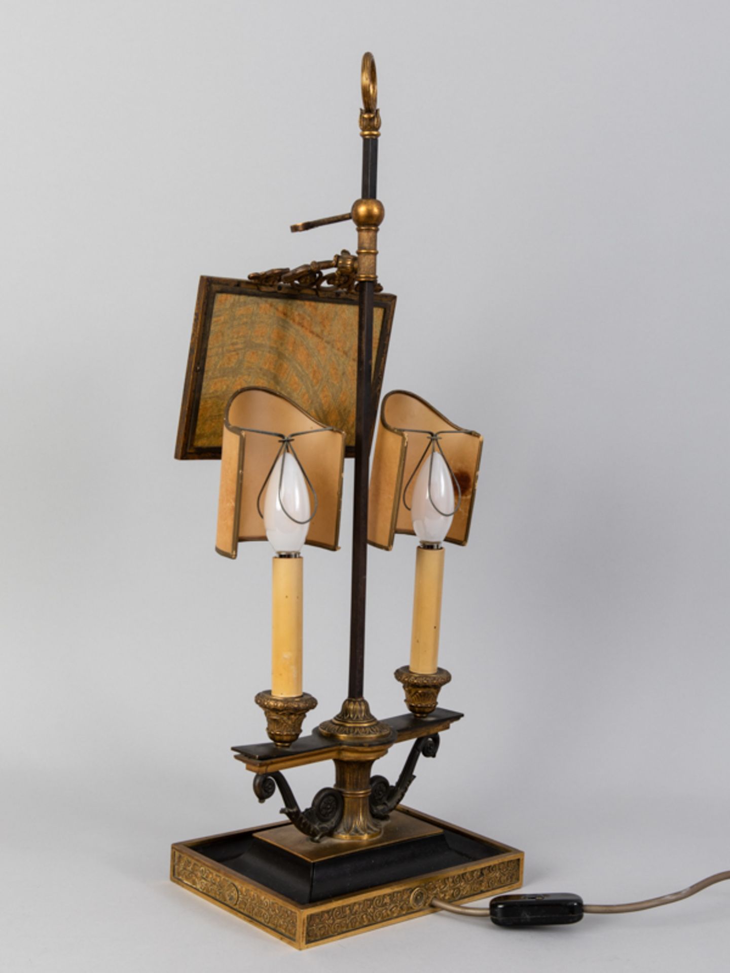 Neo-Empire-Tischlampe in Bouillotte-Art, wohl Schweden, um 1900. Bronze/Messing, teils brüniert - Image 3 of 5