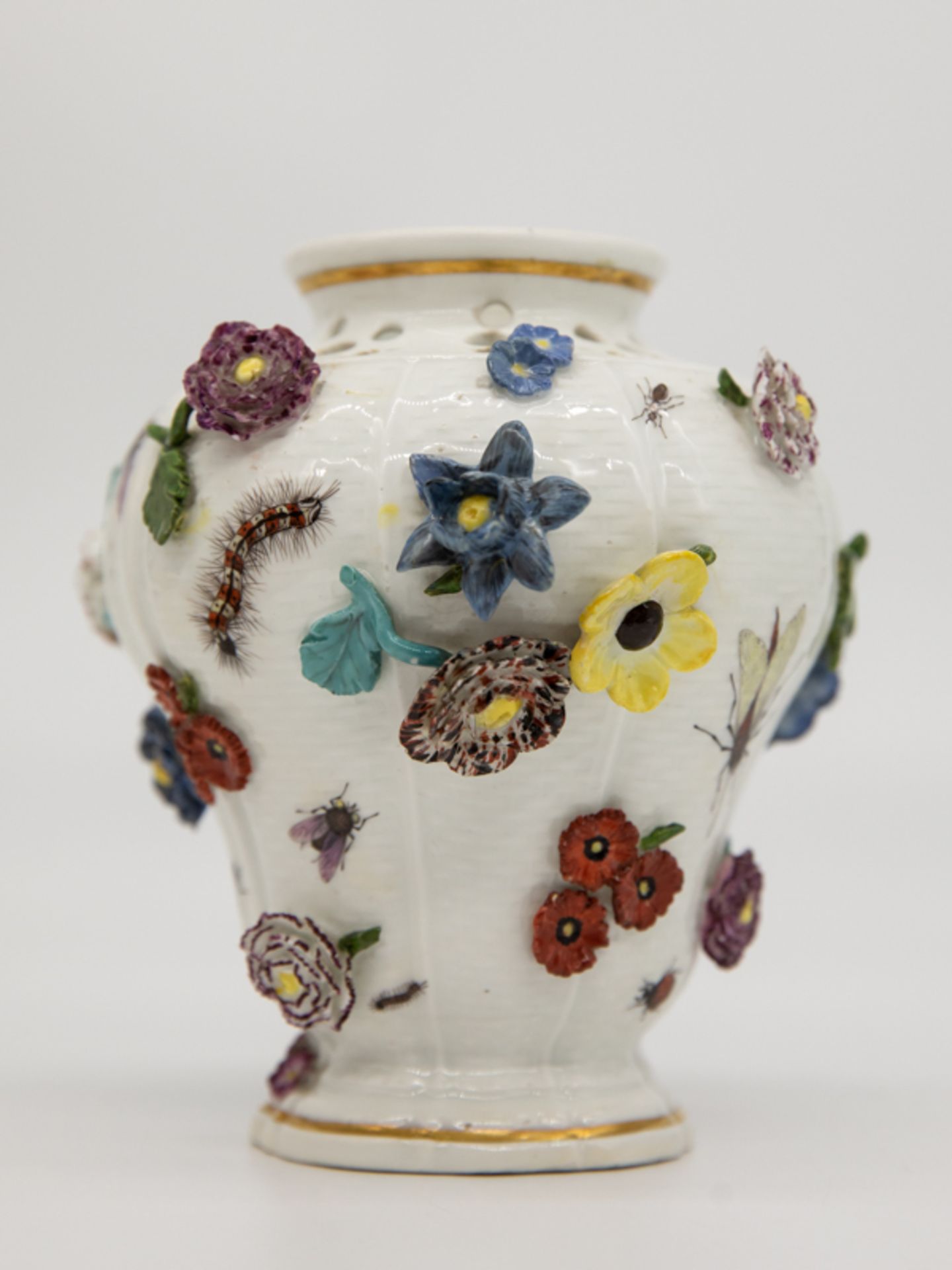 Kleine Potpourri-Vase mit Blüten und Insekten, Meissen, um 1740. Weißporzellan mit naturalistisch - Image 6 of 8