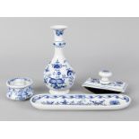 3-tlg. Schreibtisch-Set + Vase "Zwiebelmuster", Meissen, 20. Jh. Weißporzellan mit unter Glasur