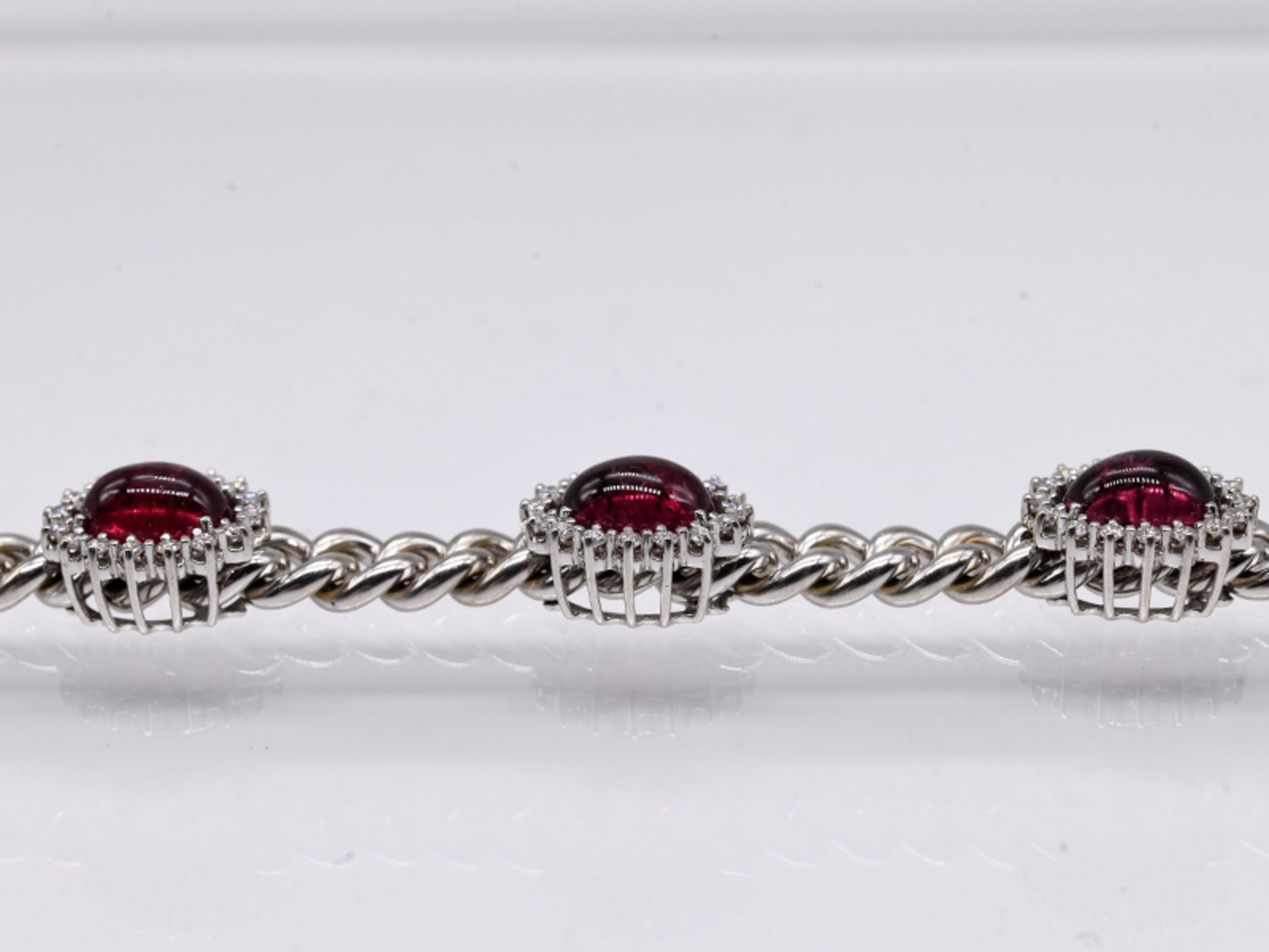 Massives Armband mit 5 roséfarbenen Turmalin-Cabochons, zus. ca. 10 ct und 79 Brillanten, zus. ca. - Image 3 of 3