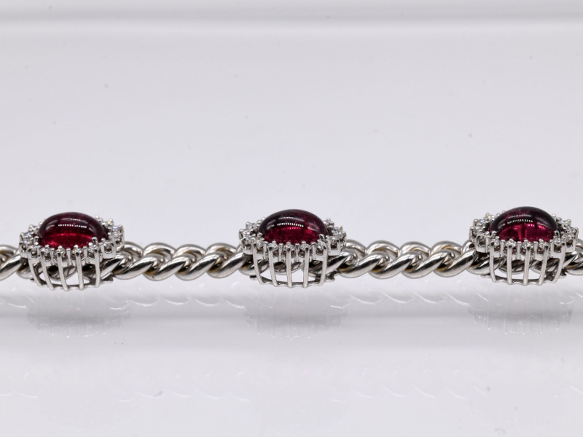 Massives Armband mit 5 roséfarbenen Turmalin-Cabochons, zus. ca. 10 ct und 79 Brillanten, zus. ca. - Bild 3 aus 3