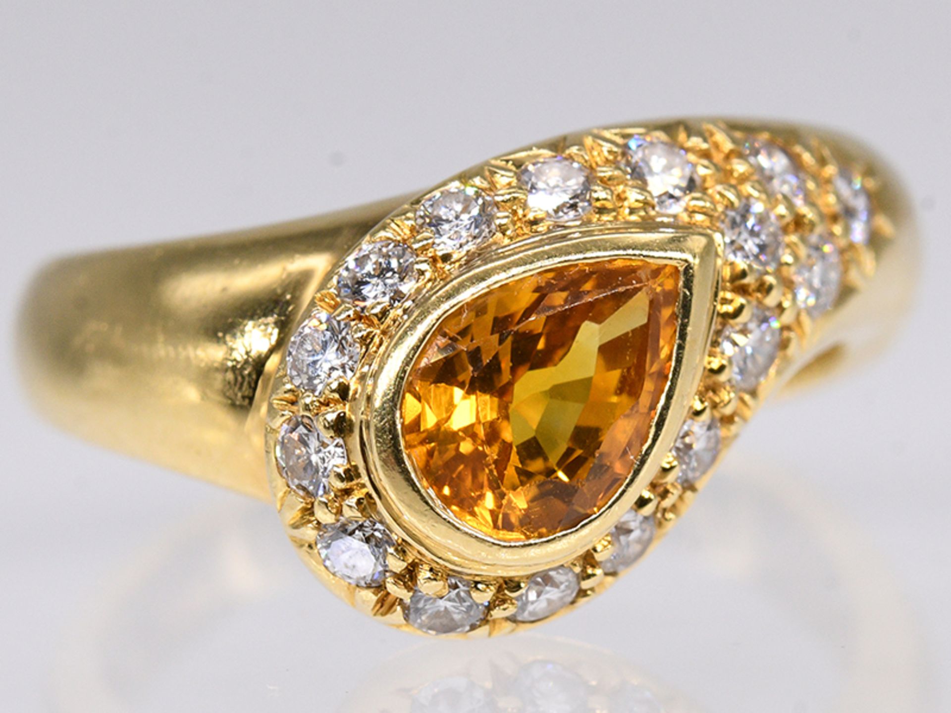 Ring mit gelbem Saphir und 16 Brillanten zus. 0,36 ct, 90- er Jahre. 750/- Gelbgold. Gesamtgewicht - Bild 2 aus 4