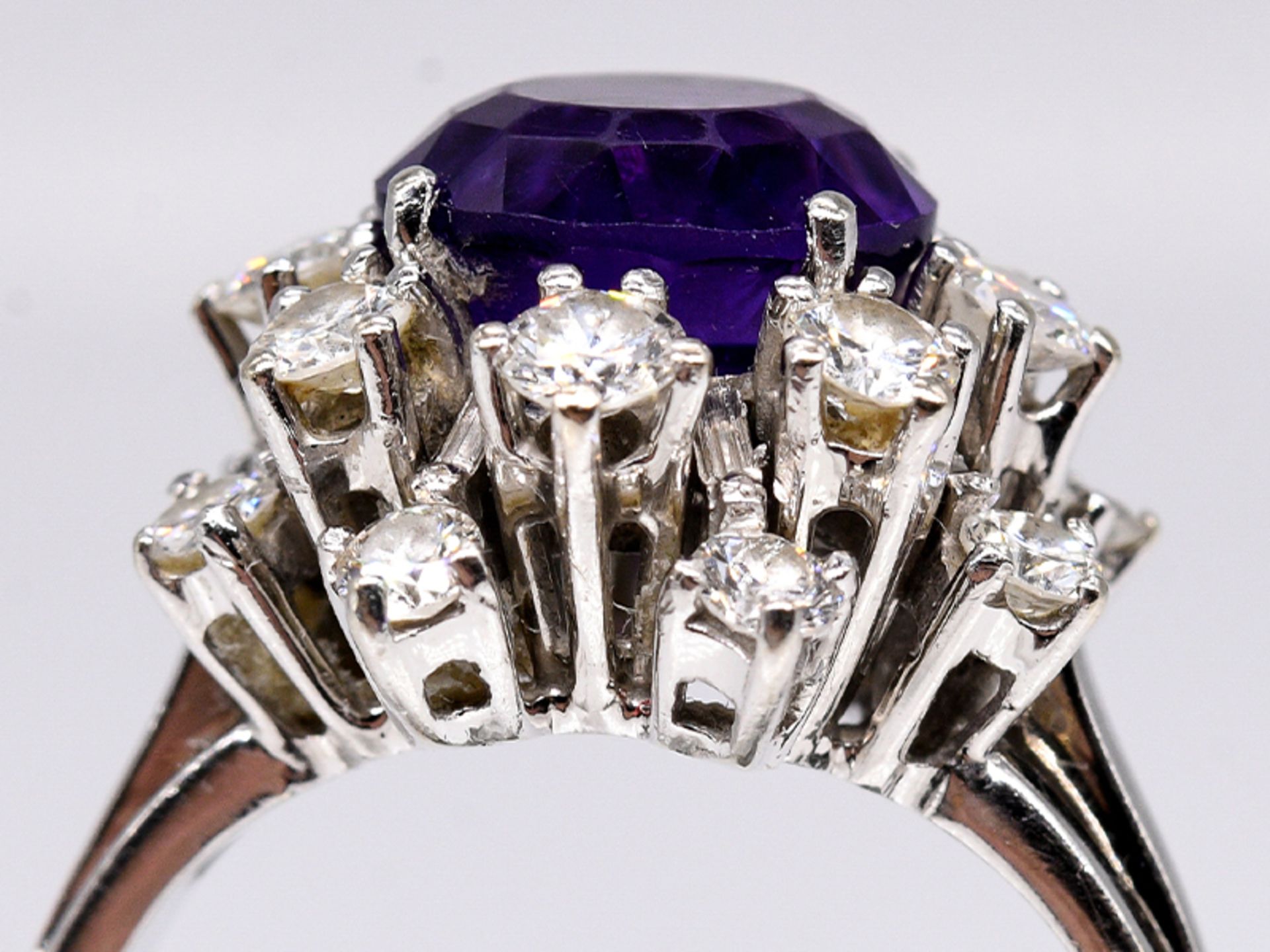 Ring mit Amethyst und 16 Brillanten, zus. ca.0,70 ct, 80- er Jahre 585/- Weißgold. 6,7 g. - Bild 3 aus 5