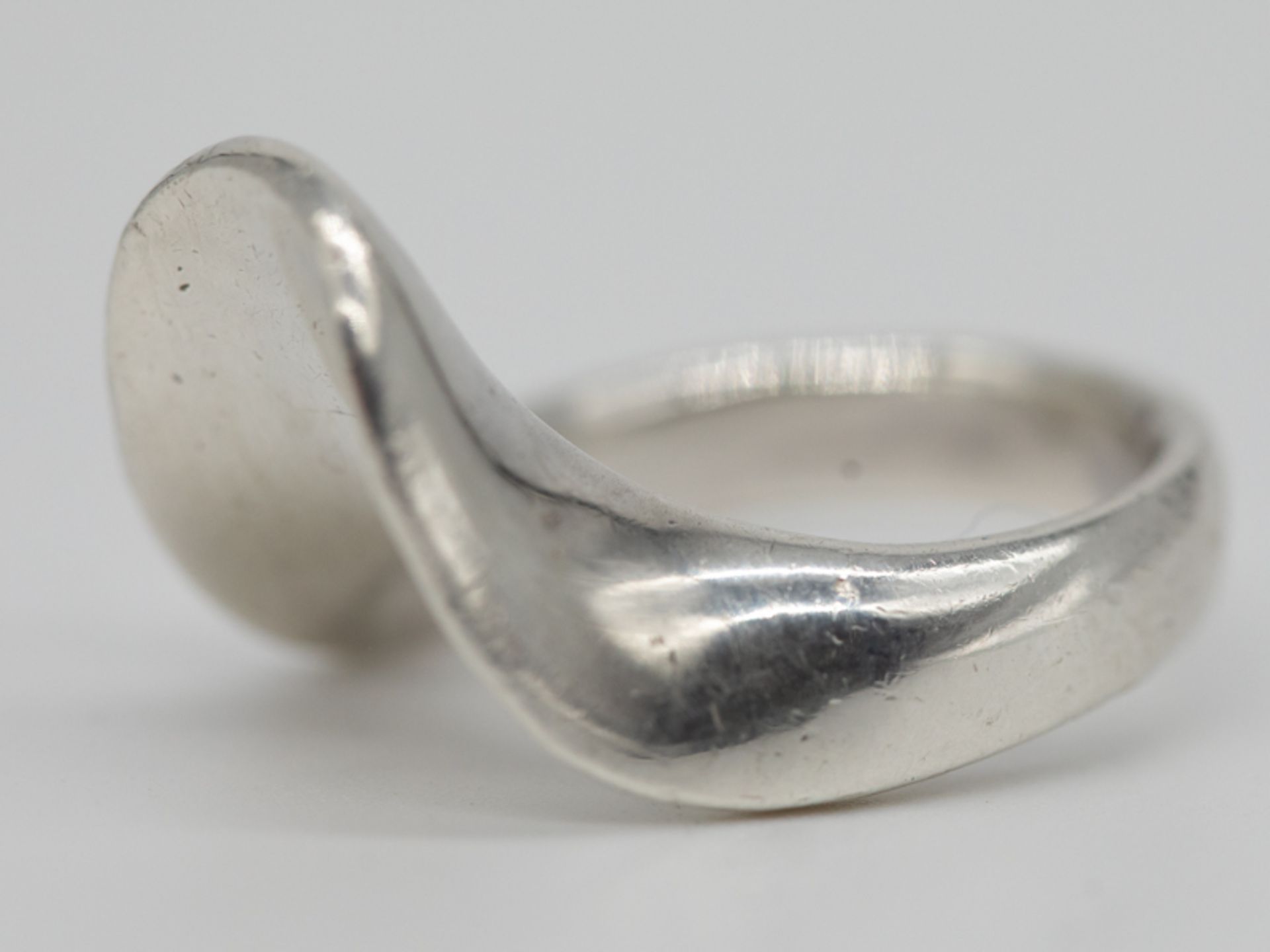 Ring in modernem Design, Alain Duclos, Frankreich, 1970er Jahre. 950/-Silber, ca. 10g; massiv - Bild 6 aus 6