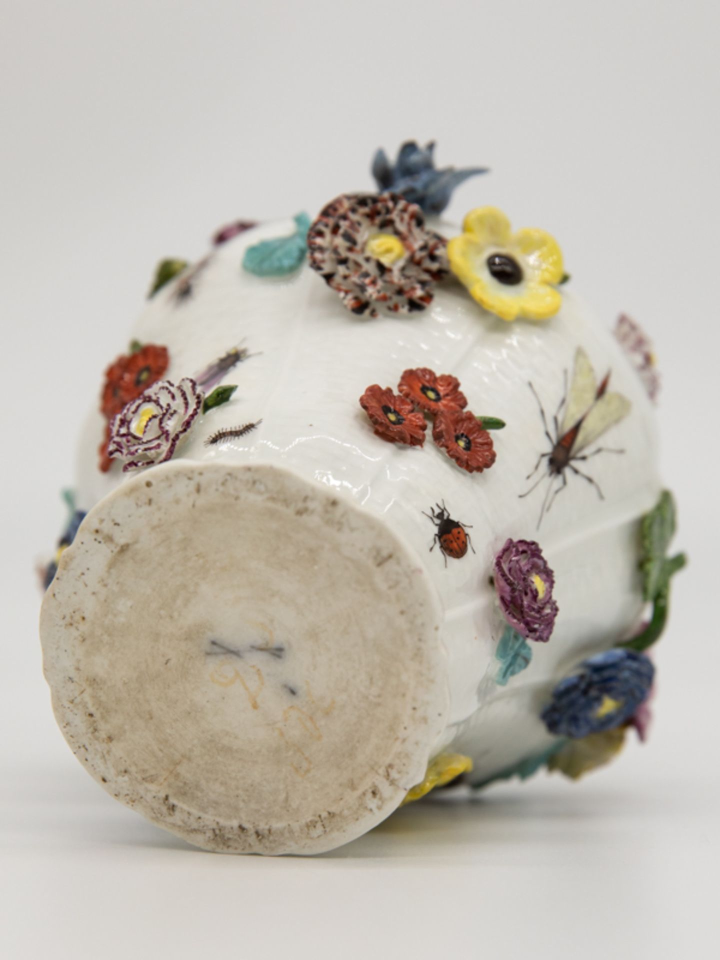 Kleine Potpourri-Vase mit Blüten und Insekten, Meissen, um 1740. Weißporzellan mit naturalistisch - Image 4 of 8