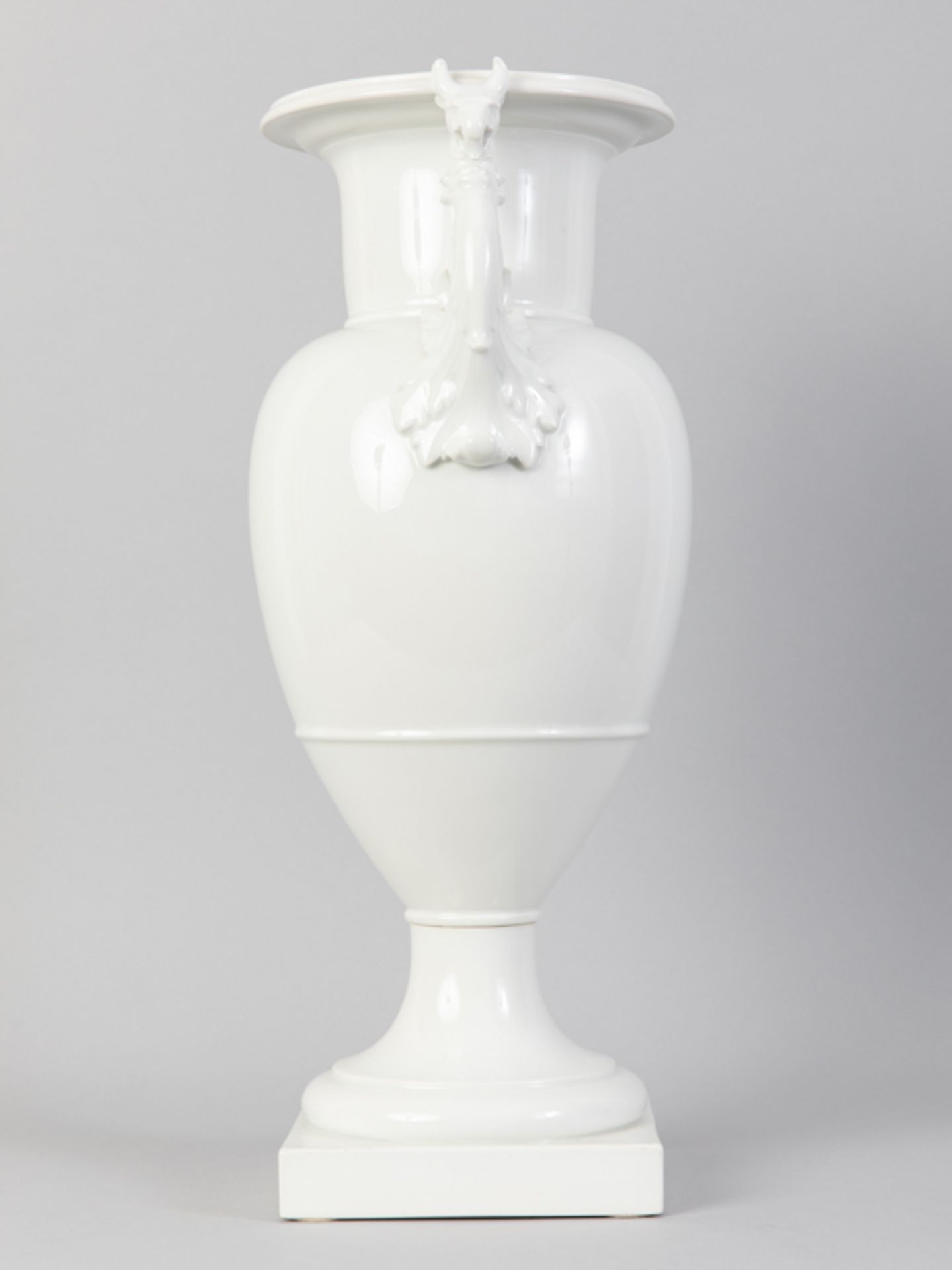 Große Amphorenvase "Französische Vase mit Greifenhenkeln", KPM-Berlin, 20. Jh. Weißporzellan (ohne - Image 4 of 4