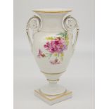 Amphorenvase, Meissen, um 1900. Weißporzellan mit polychromer Floralmalerei (vermutlich Hausmalerei)