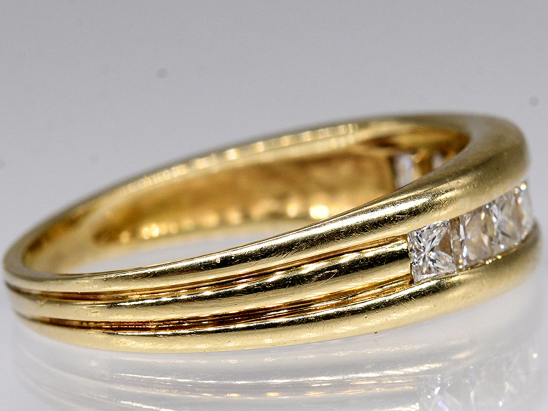Ring mit 9 Diamanten, zus. ca. 0,96 ct, 90- er Jahre. 585/- Gelbgold. Gesamtgewicht ca. 4,4 g. - Bild 2 aus 3