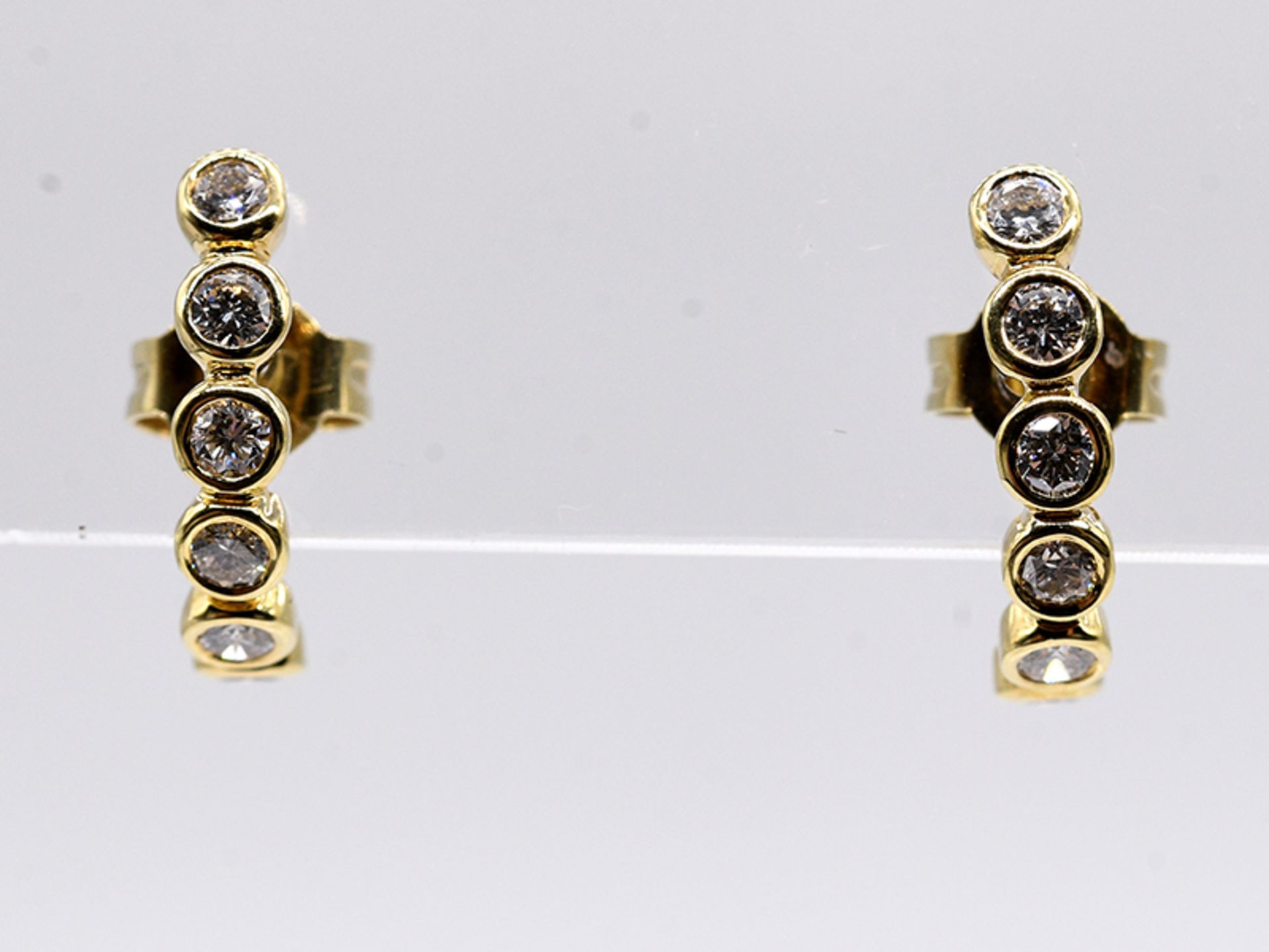 Paar Ohrringe mit zus. 12 Brillanten, zus. ca. 0,60ct, 90- er Jahre. 585/- Gelbgold. Gesamtgewicht