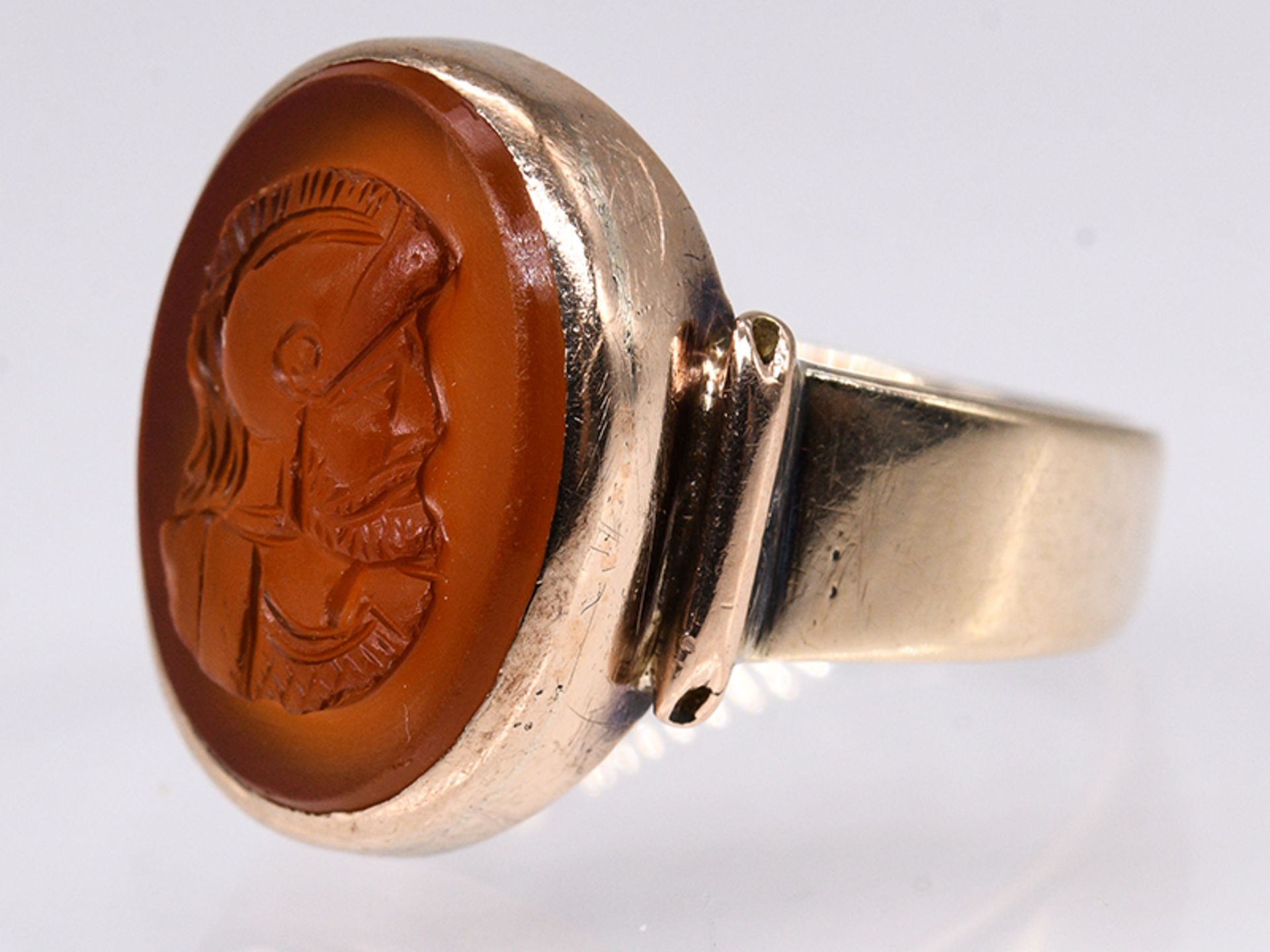 Ring mit Karneol-Kamee, um 1900. 333/- Roségold. Gesamtgewicht ca. 4,3 g. Hochoval gefasste Karneol- - Image 3 of 5