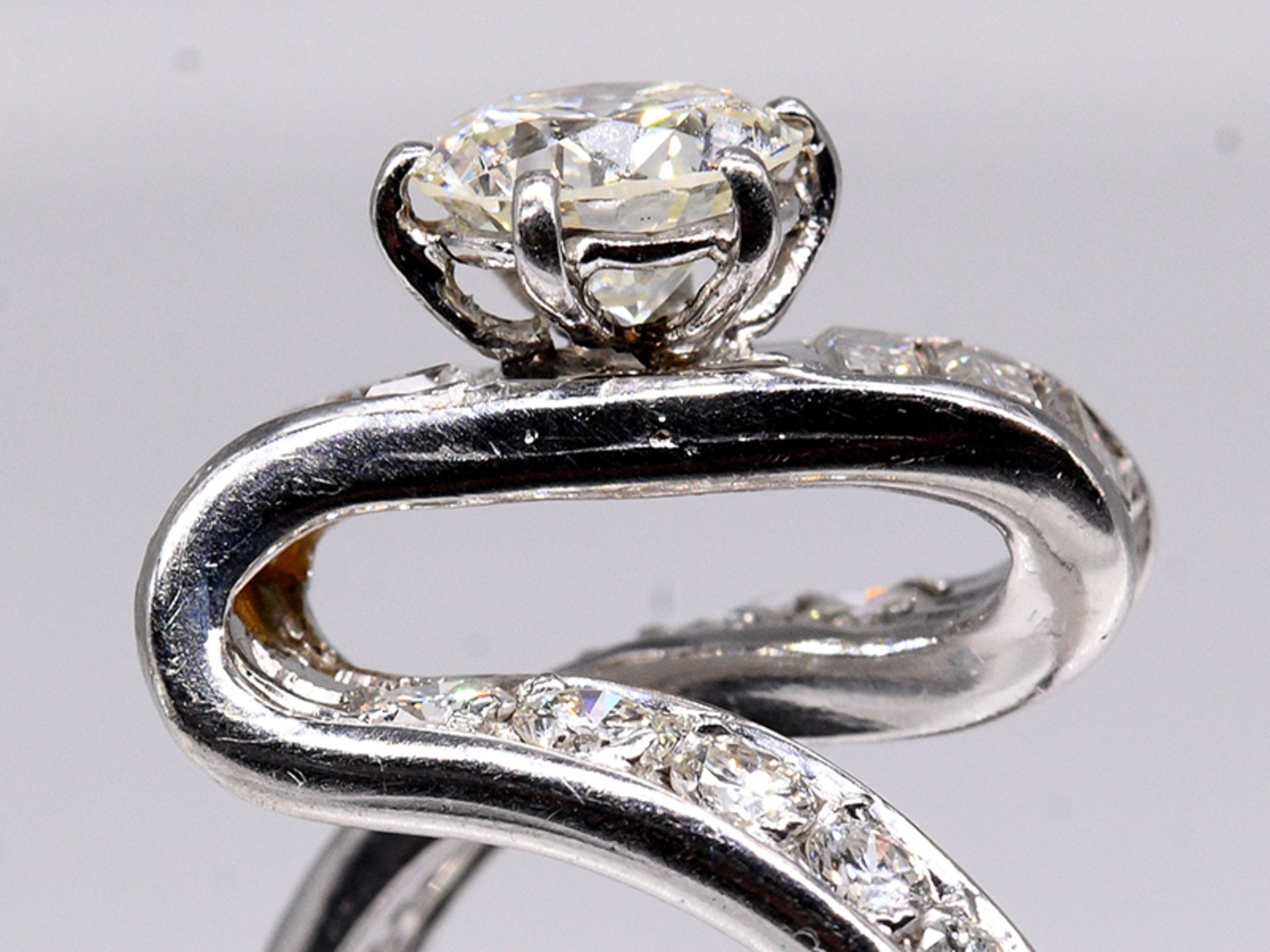 Platin-Ring mit Brillant und Diamanten, zus. ca. 1,85 ct, Juwelier Stern, Rio de Janeiro von 1970. - Bild 5 aus 7