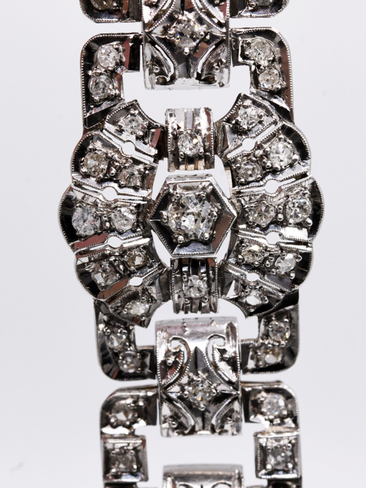 Silbernes Armband mit reichhaltigem Diamantenbesatz, zus. ca. 5 ct, im Art Deco Stil. Silber. - Bild 3 aus 5