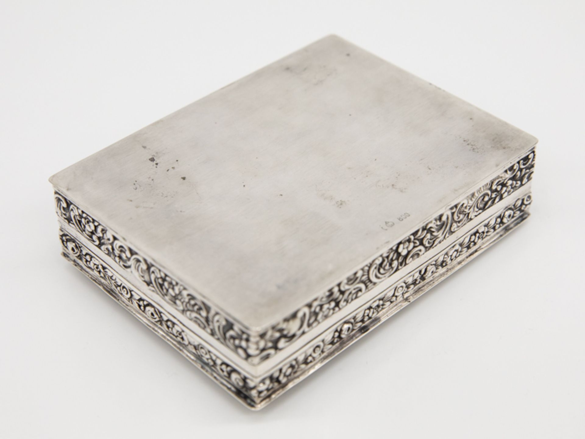 Tischdose mit Genremotiv, Deutschland (wohl Hanau), 1. Hälfte 20. Jh. 800/-Silber, ca. 250 g; flache - Bild 5 aus 5