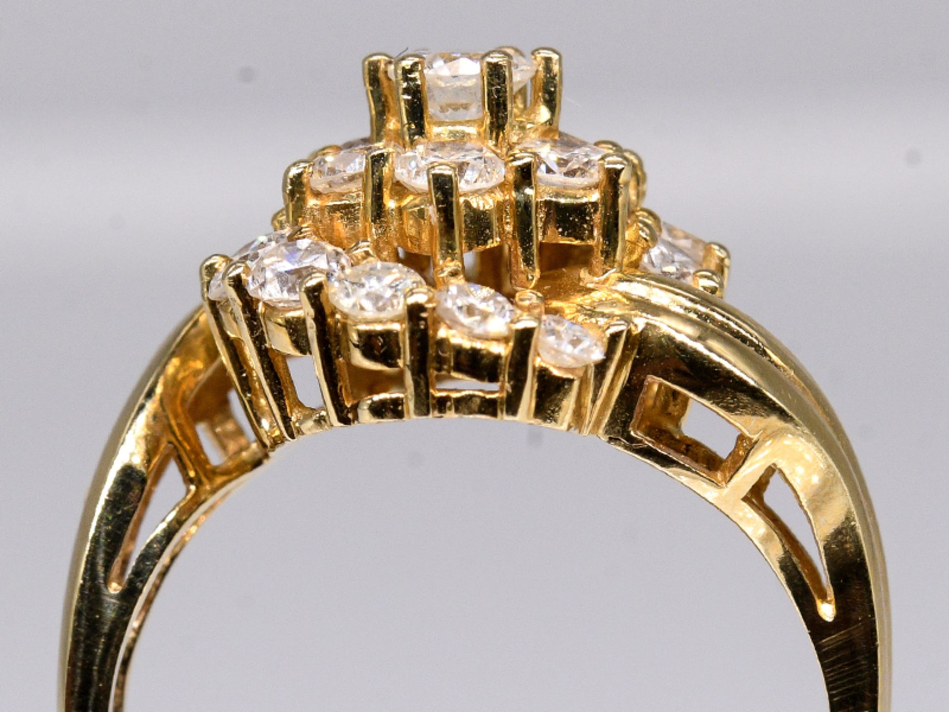 Ring mit 18 Brillanten, zus. ca. 1ct, 80- er Jahre. 585/- Gelbgold. Gesamtgewicht ca. 5,1 g. - Bild 2 aus 4