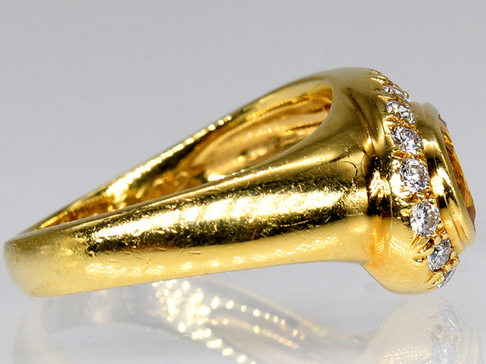 Ring mit gelbem Saphir und 16 Brillanten zus. 0,36 ct, 90- er Jahre. 750/- Gelbgold. Gesamtgewicht - Bild 3 aus 4