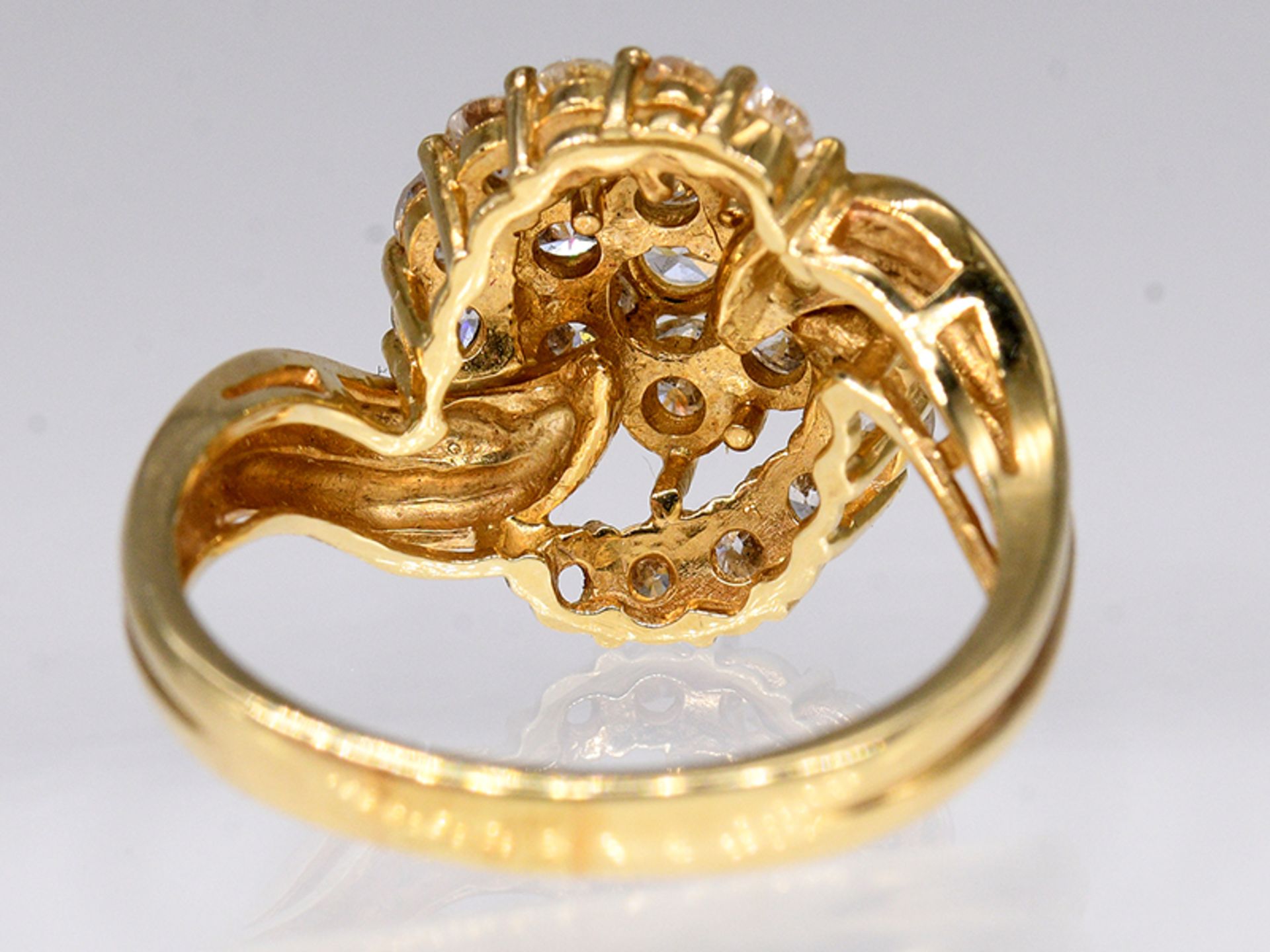 Ring mit 18 Brillanten, zus. ca. 1ct, 80- er Jahre. 585/- Gelbgold. Gesamtgewicht ca. 5,1 g. - Bild 4 aus 4