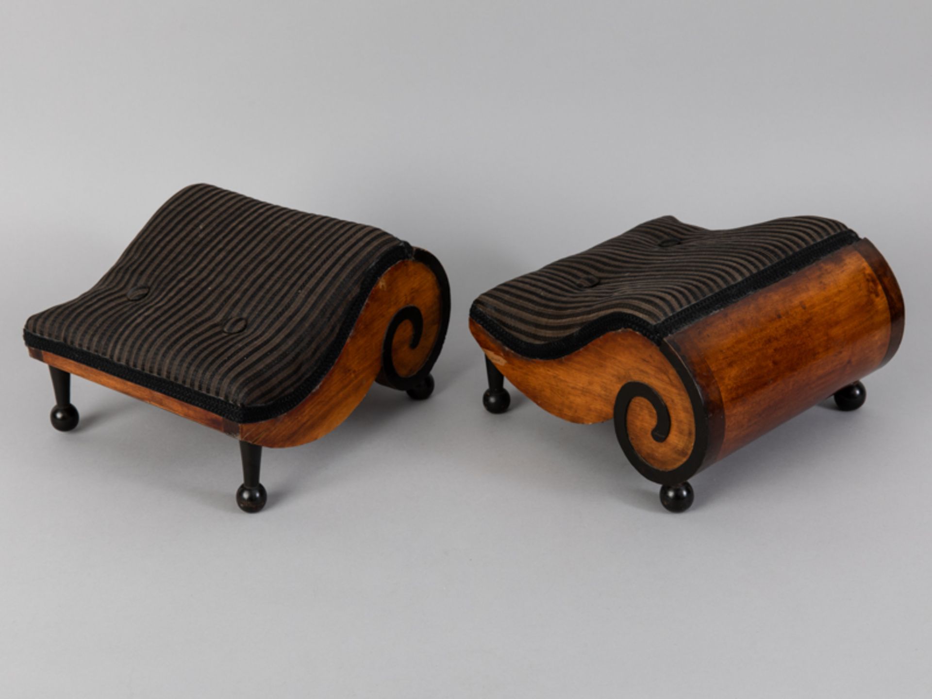 Paar Biedermeier-Fußbänkchen, 1. Hälfte 19. Jh. (restauriert). Obstholz mit Mahagonifurnier, teils - Image 2 of 6