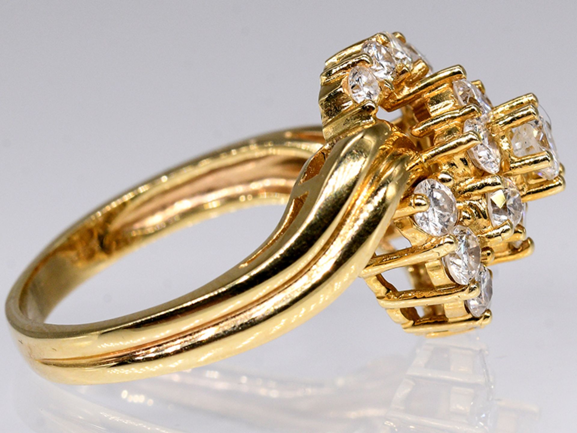 Ring mit 18 Brillanten, zus. ca. 1ct, 80- er Jahre. 585/- Gelbgold. Gesamtgewicht ca. 5,1 g. - Bild 3 aus 4