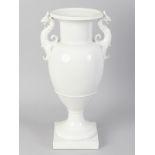 Große Amphorenvase "Französische Vase mit Greifenhenkeln", KPM-Berlin, 20. Jh. Weißporzellan (ohne