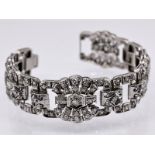 Silbernes Armband mit reichhaltigem Diamantenbesatz, zus. ca. 5 ct, im Art Deco Stil. Silber.