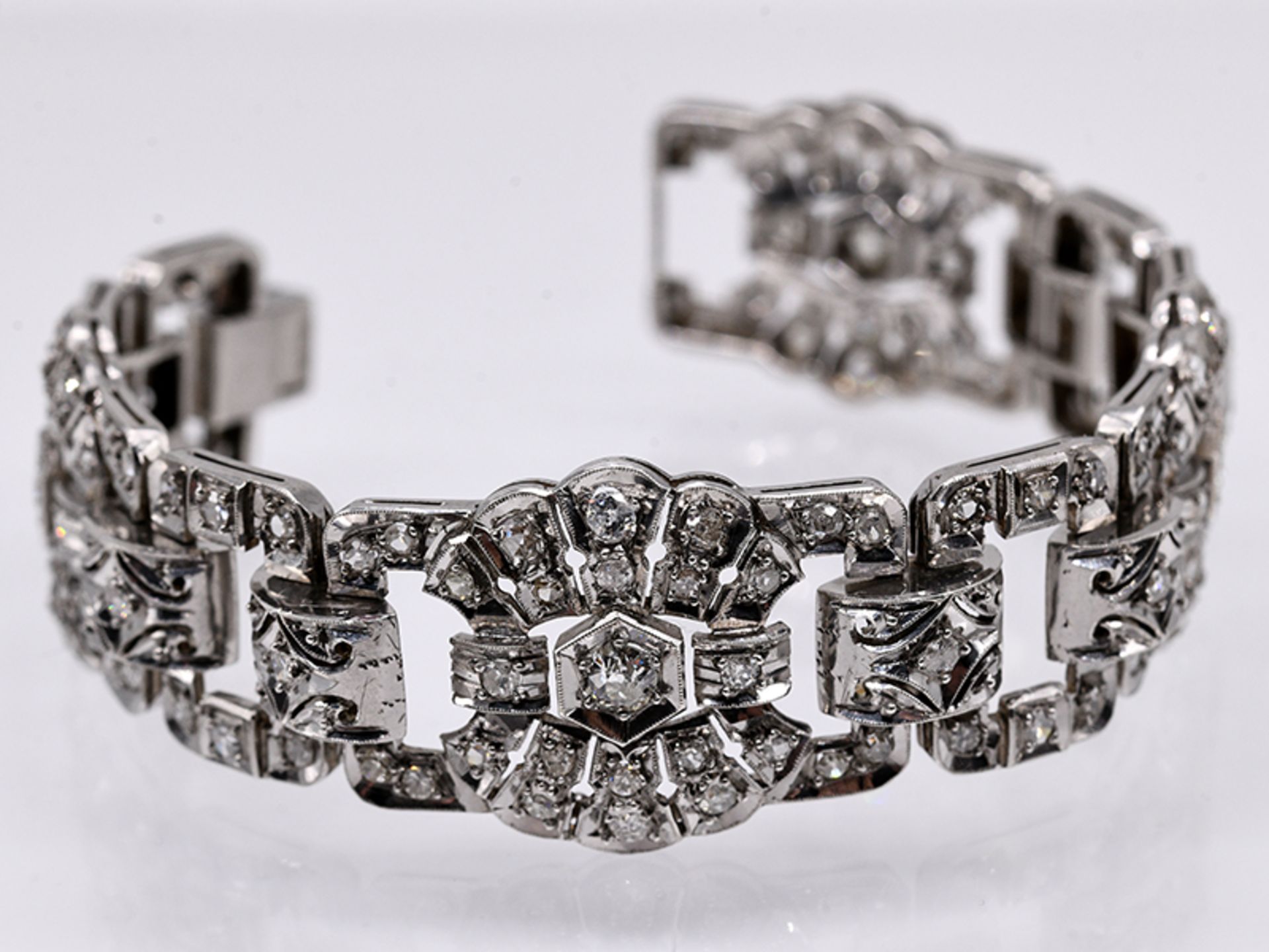 Silbernes Armband mit reichhaltigem Diamantenbesatz, zus. ca. 5 ct, im Art Deco Stil. Silber.