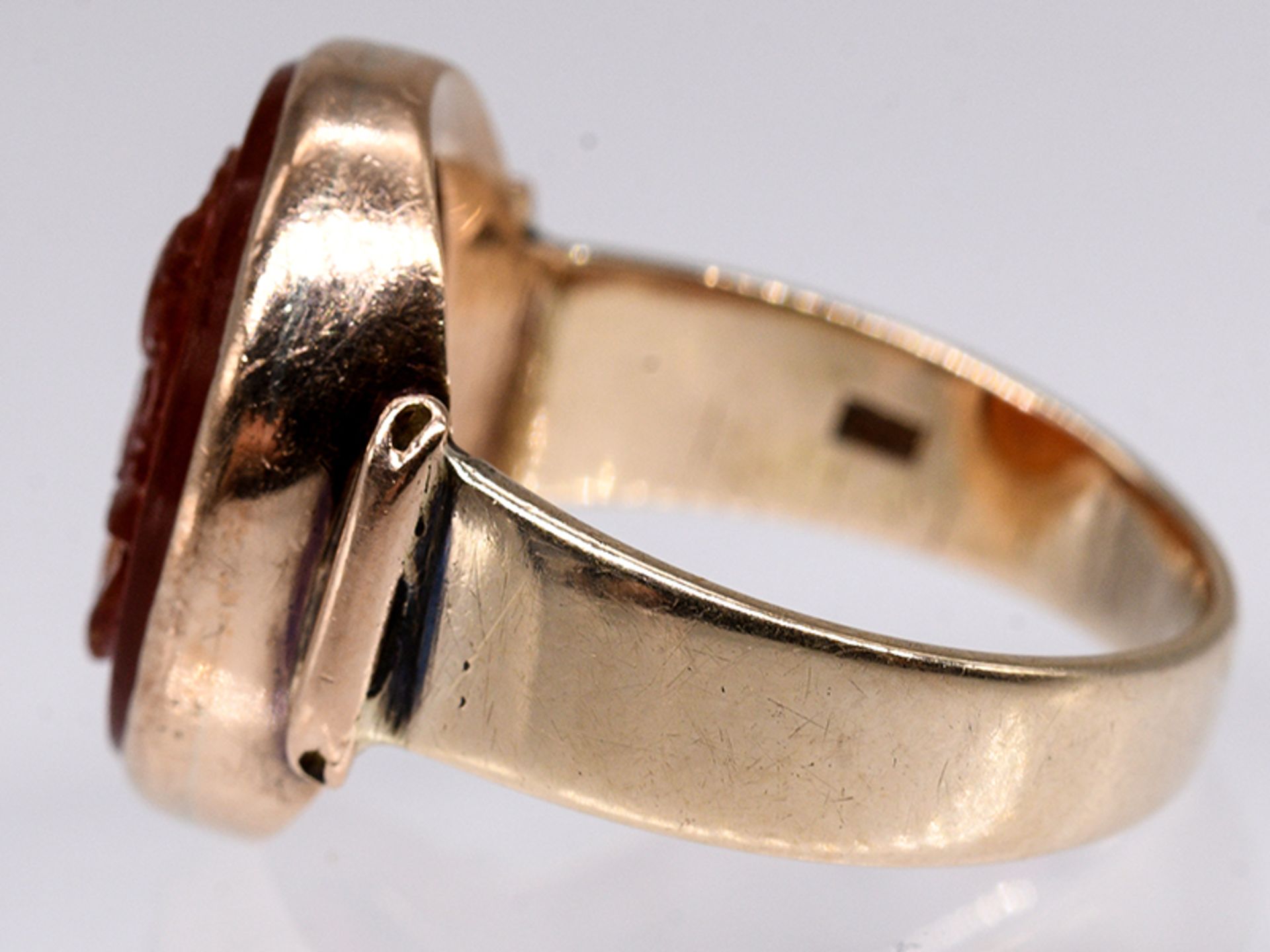 Ring mit Karneol-Kamee, um 1900. 333/- Roségold. Gesamtgewicht ca. 4,3 g. Hochoval gefasste Karneol- - Image 4 of 5