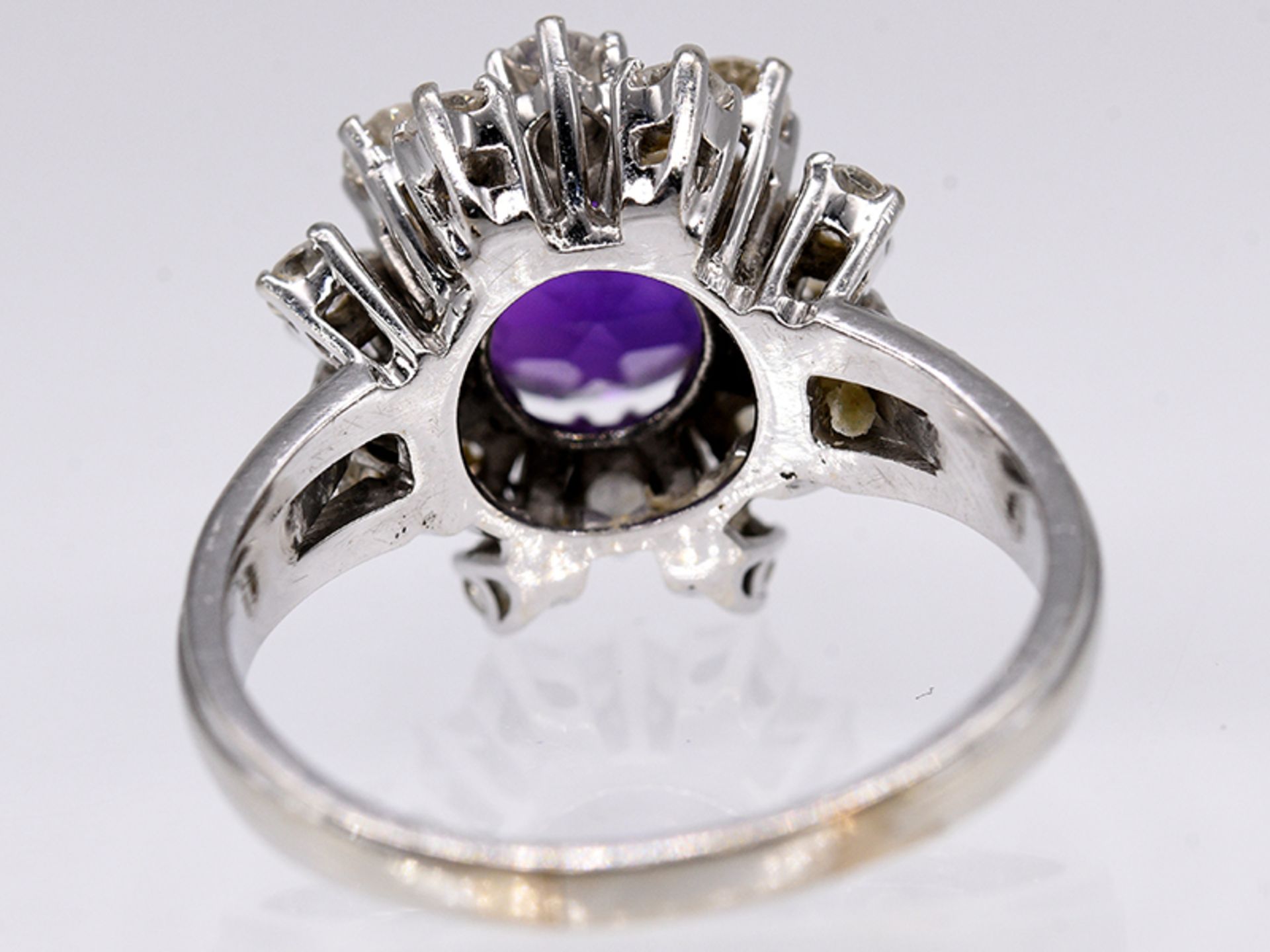 Ring mit Amethyst und 16 Brillanten, zus. ca.0,70 ct, 80- er Jahre 585/- Weißgold. 6,7 g. - Bild 5 aus 5