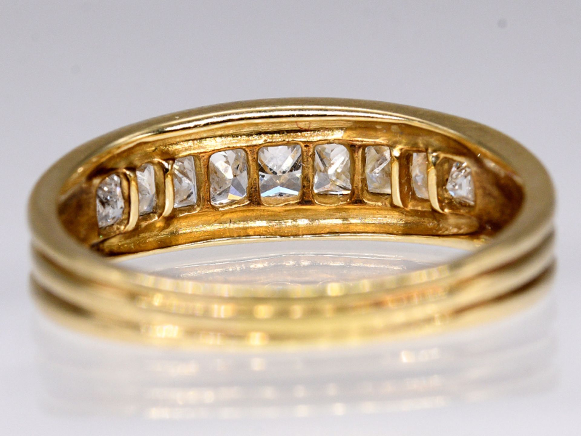 Ring mit 9 Diamanten, zus. ca. 0,96 ct, 90- er Jahre. 585/- Gelbgold. Gesamtgewicht ca. 4,4 g. - Bild 3 aus 3