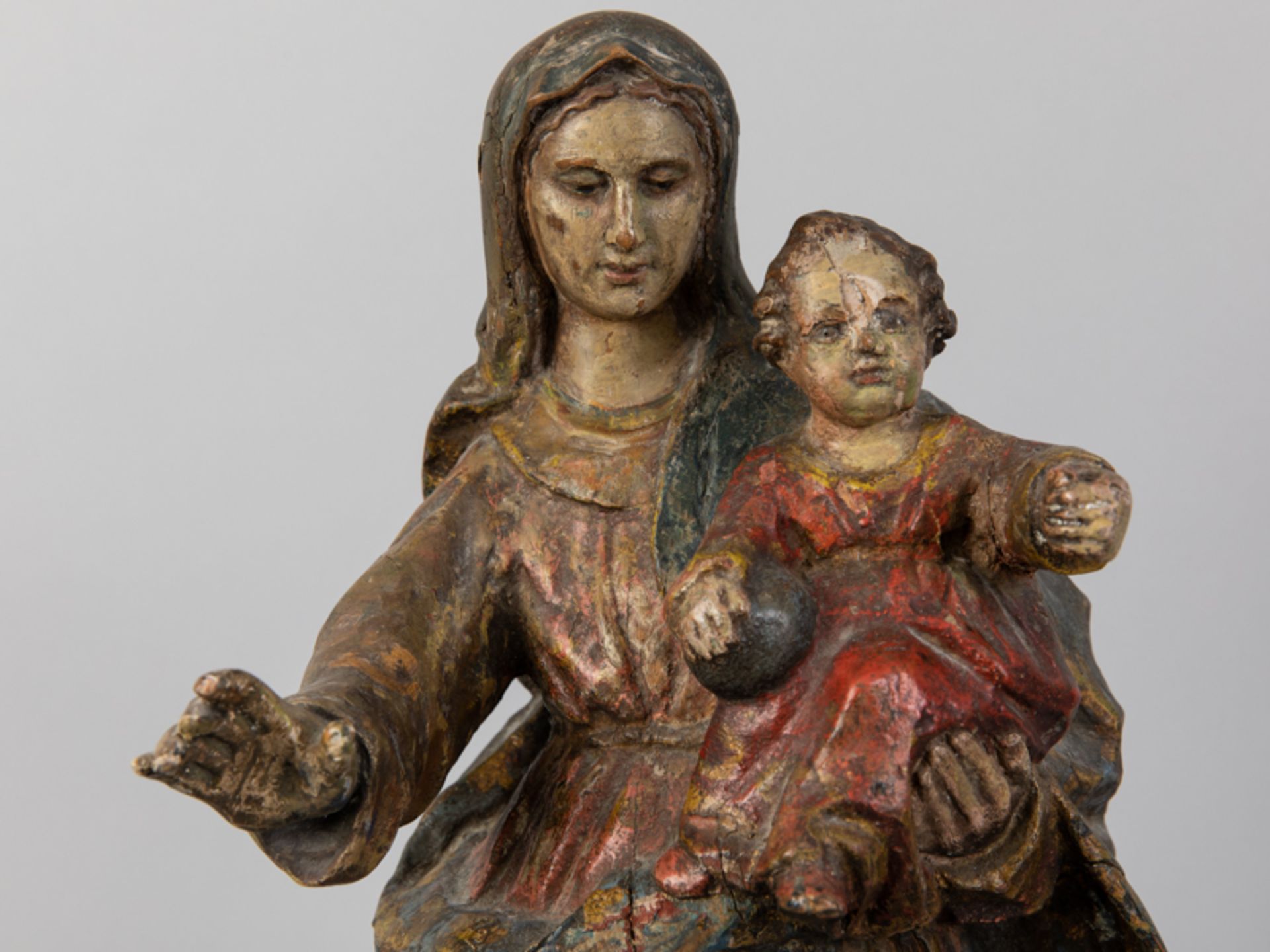 Muttergottes-Skulptur mit Christuskind auf Halbkugel, vermutlich Mittel- oder Süddeutschland, wohl - Image 3 of 6