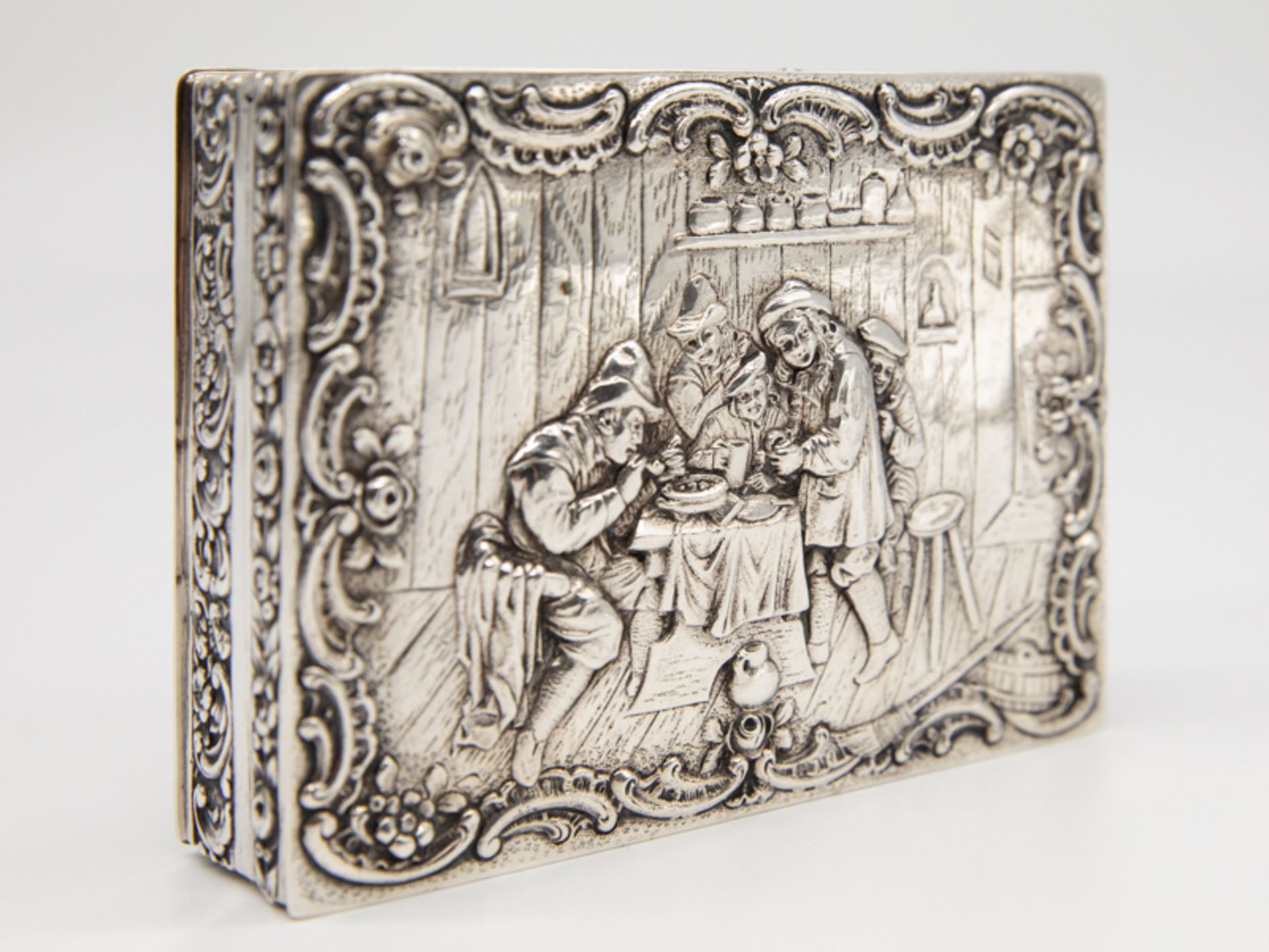 Tischdose mit Genremotiv, Deutschland (wohl Hanau), 1. Hälfte 20. Jh. 800/-Silber, ca. 250 g; flache - Bild 2 aus 5