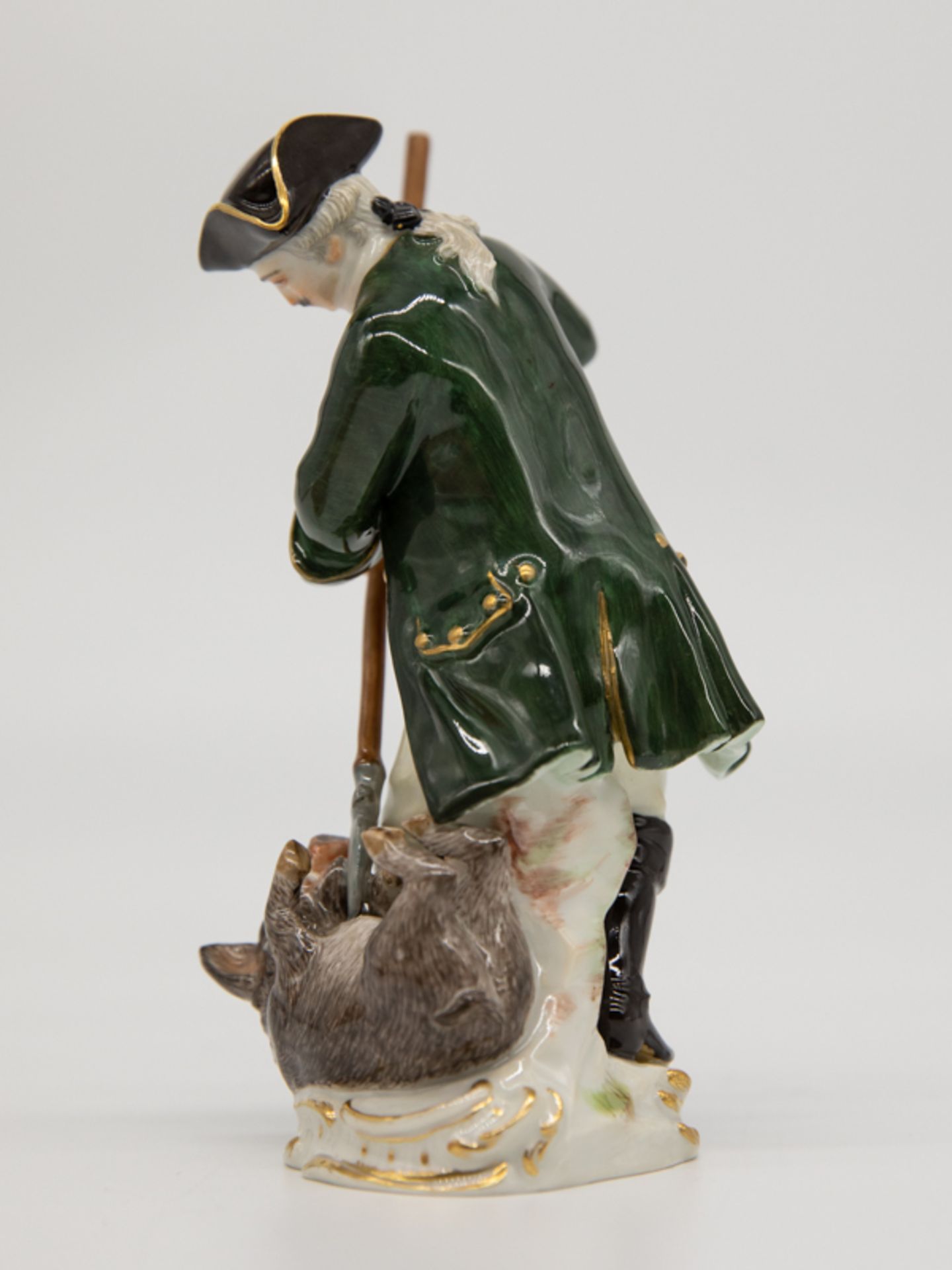 Porzellanfigur "Jäger mit Wildschwein", Meissen, 1969. Weißporzellan mit farbiger Bemalung und - Image 6 of 7