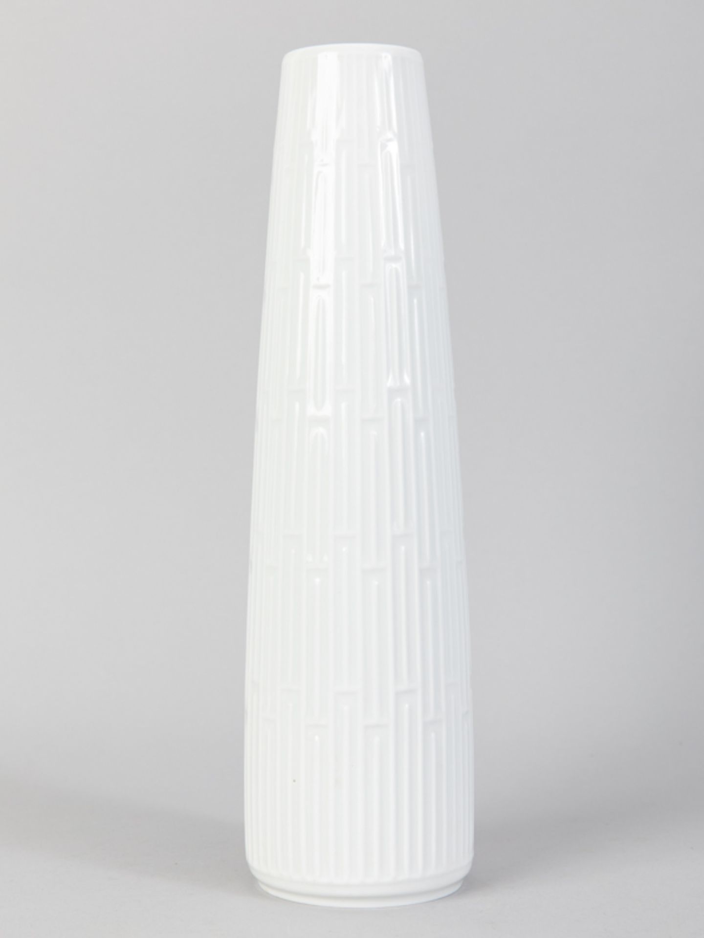 Stangenvase mit Relief, Entwurf Hans Merz, Meissen, um 1958. Weißporzellan mit geometrischem