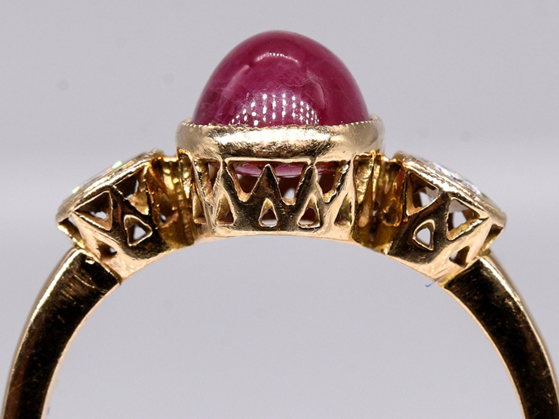 Ring mit Rubin-Cabochon und 2 Brillanten, zus. ca. 0,15 ct, 80- er Jahre. 585/- Gelbgold. - Image 2 of 4