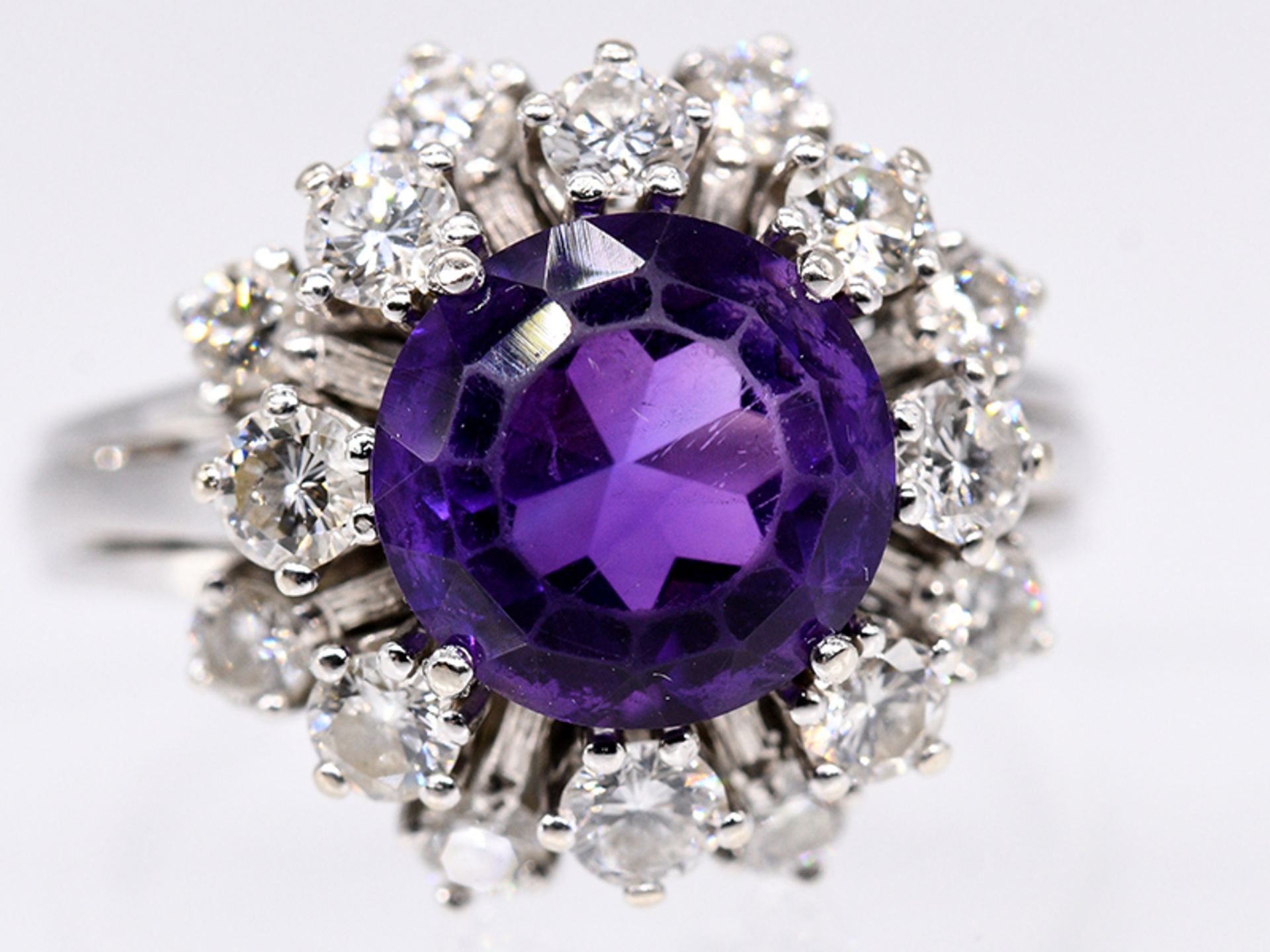 Ring mit Amethyst und 16 Brillanten, zus. ca.0,70 ct, 80- er Jahre 585/- Weißgold. 6,7 g.