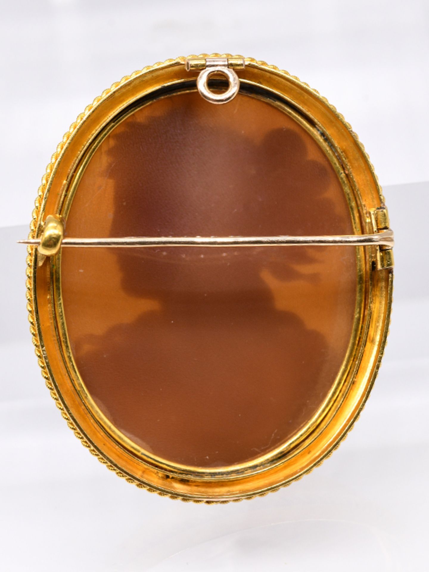 Brosche/Anhänger mit Kamee, um 1900. 585/- Gelbgold mit mattvergoldeter Oberfläche. Hochoval. - Image 3 of 3