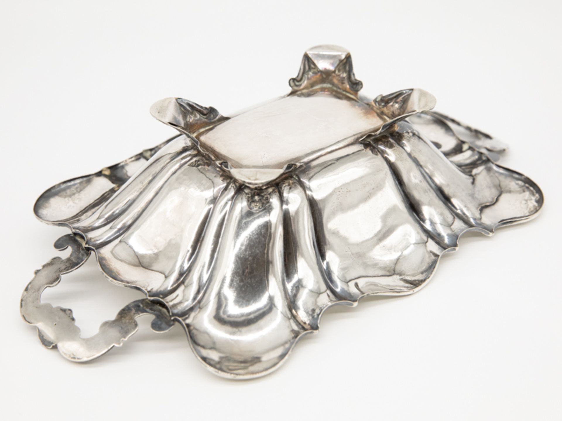 Spätbiedermeier-Doppelhenkelschale, um 1850/60. 13-lötiges Silber, ca. 247 g; rechteckig auf 4 - Image 4 of 5