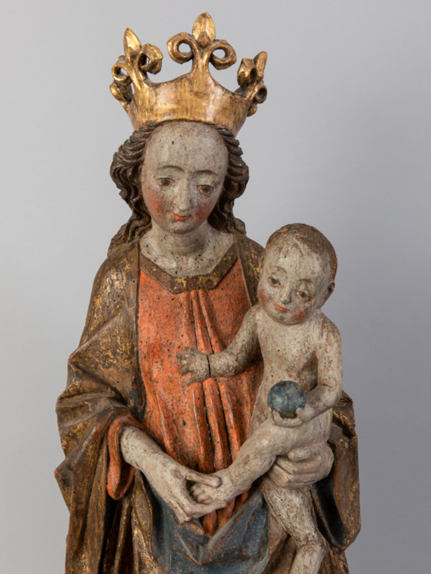 Spätgotische Schnitzfigurenplastik "Madonna mit Kind", wohl Österreich oder Böhmen (?), um 1430/ - Image 2 of 7