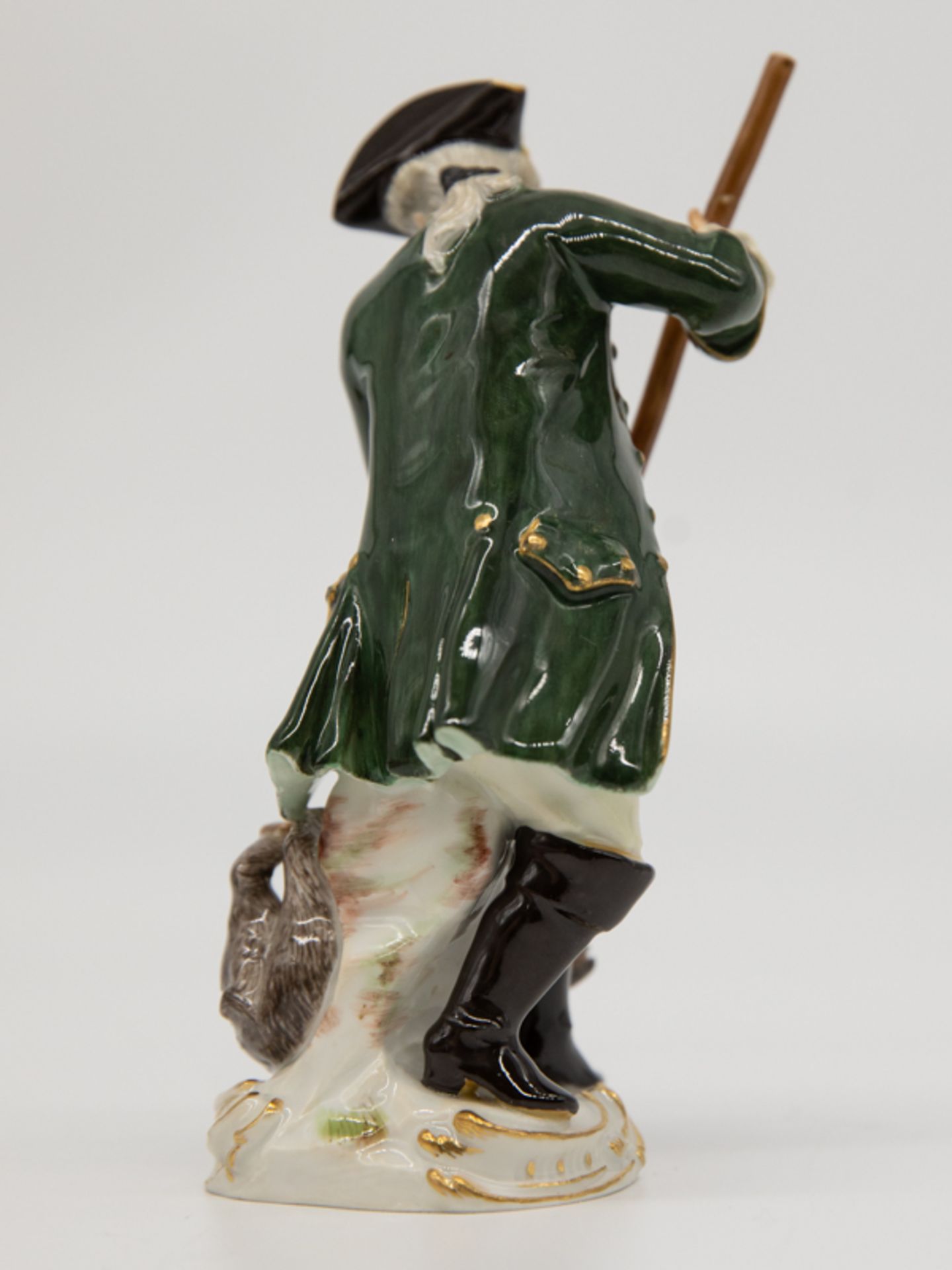 Porzellanfigur "Jäger mit Wildschwein", Meissen, 1969. Weißporzellan mit farbiger Bemalung und - Image 7 of 7