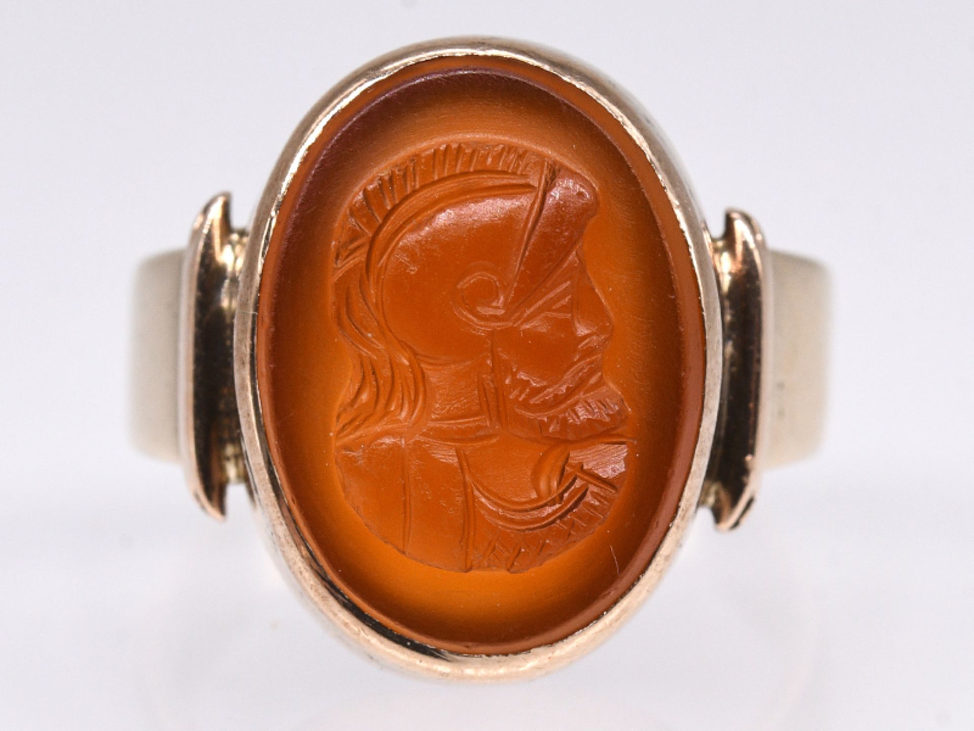 Ring mit Karneol-Kamee, um 1900. 333/- Roségold. Gesamtgewicht ca. 4,3 g. Hochoval gefasste Karneol-