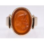 Ring mit Karneol-Kamee, um 1900. 333/- Roségold. Gesamtgewicht ca. 4,3 g. Hochoval gefasste Karneol-