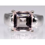 Bandring mit rosa Beryll (Morganit) ca. 5 ct, 21. Jh. 750/- Weißgold. Gesamtgewicht ca. 13 g.