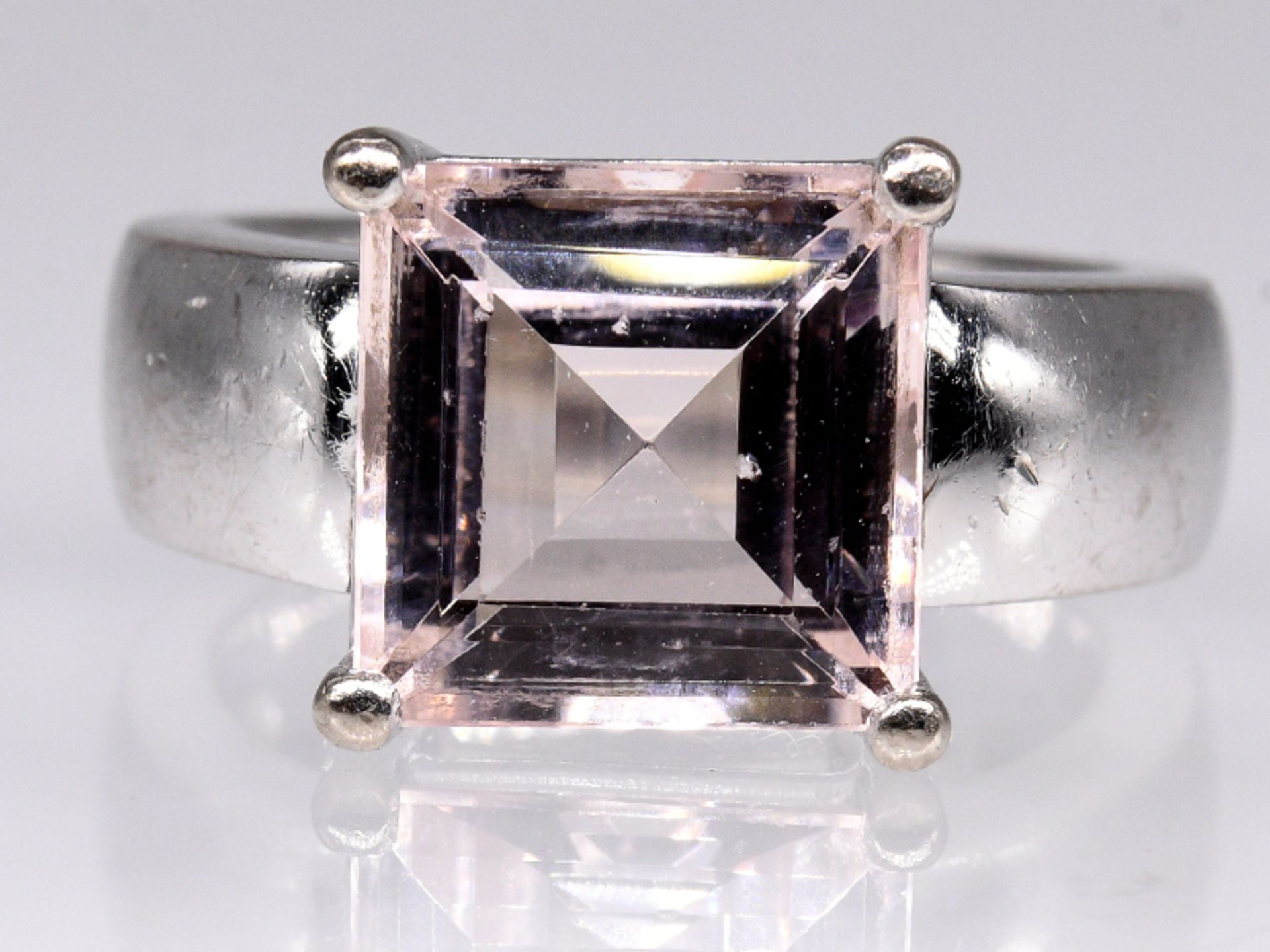 Bandring mit rosa Beryll (Morganit) ca. 5 ct, 21. Jh. 750/- Weißgold. Gesamtgewicht ca. 13 g.