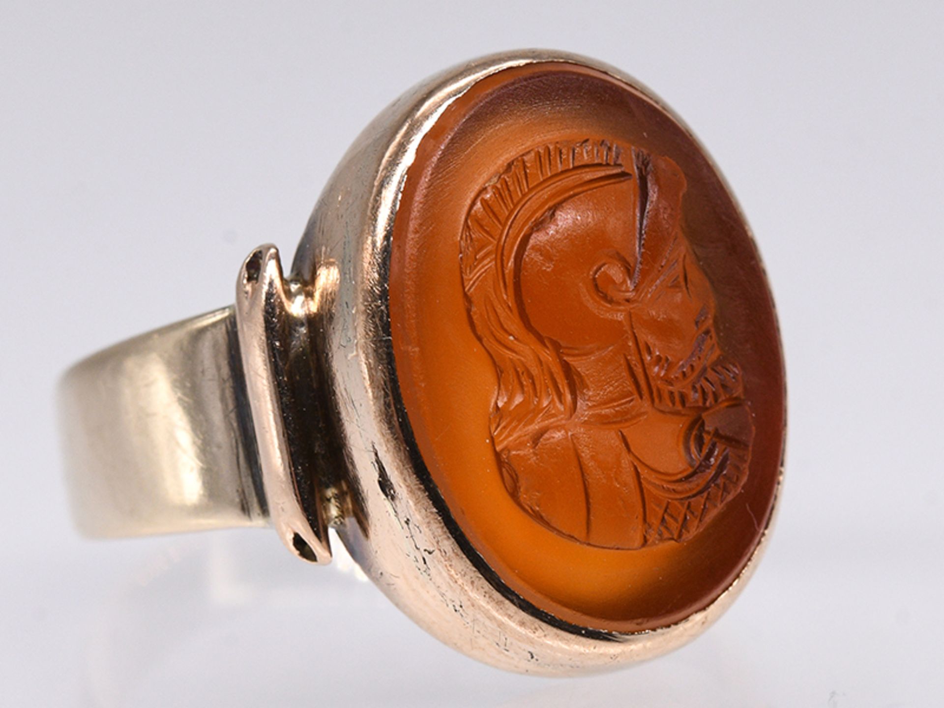 Ring mit Karneol-Kamee, um 1900. 333/- Roségold. Gesamtgewicht ca. 4,3 g. Hochoval gefasste Karneol- - Image 2 of 5