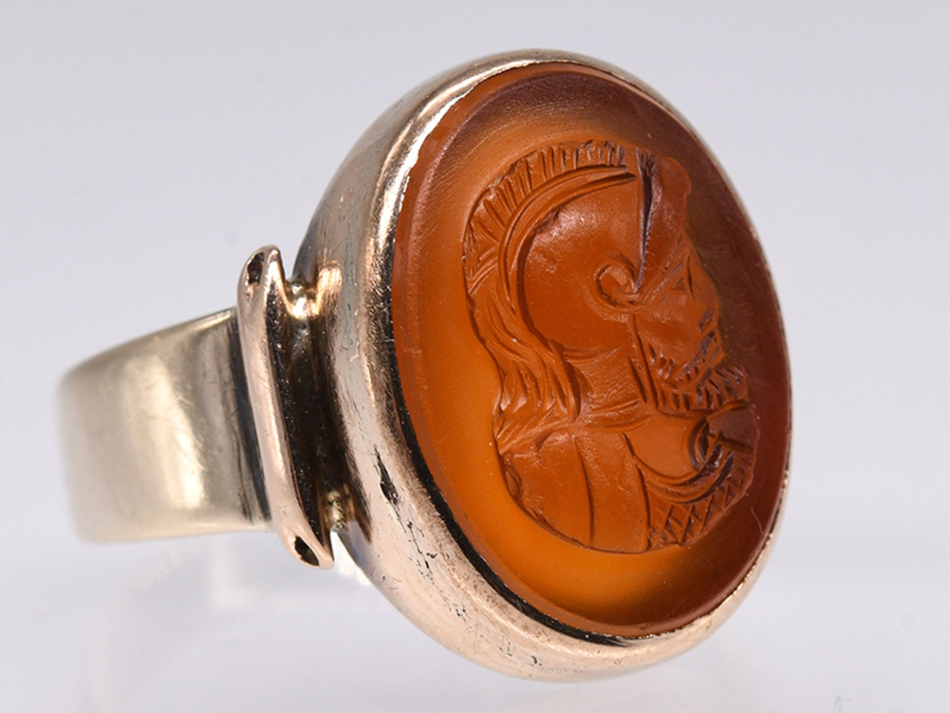 Ring mit Karneol-Kamee, um 1900. 333/- Roségold. Gesamtgewicht ca. 4,3 g. Hochoval gefasste Karneol- - Bild 2 aus 5