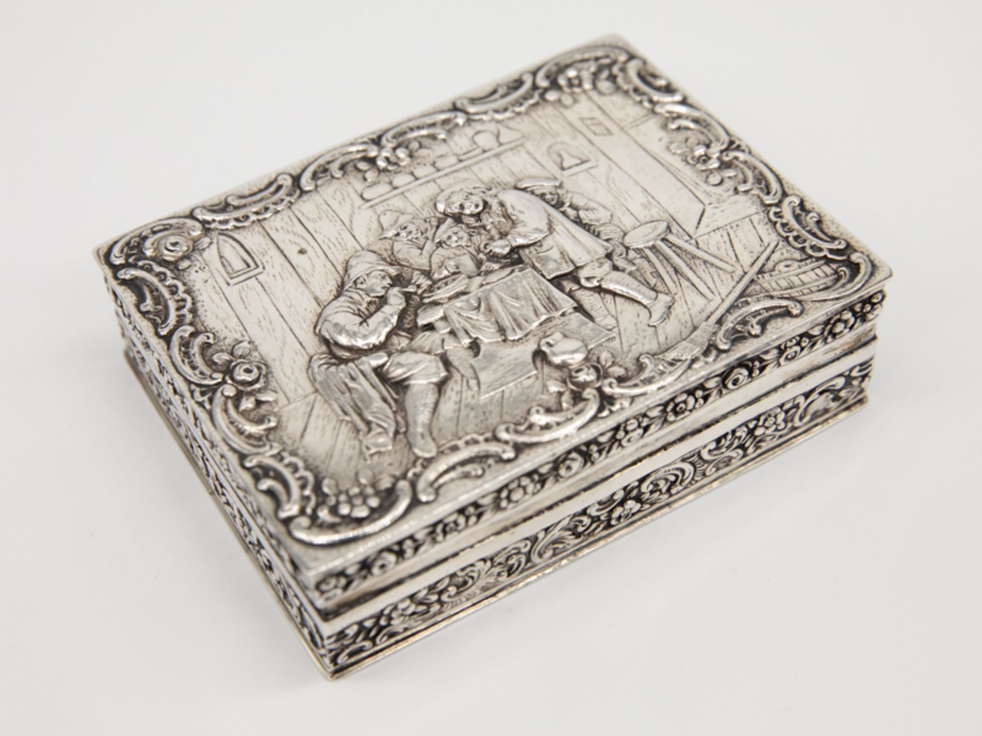 Tischdose mit Genremotiv, Deutschland (wohl Hanau), 1. Hälfte 20. Jh. 800/-Silber, ca. 250 g; flache