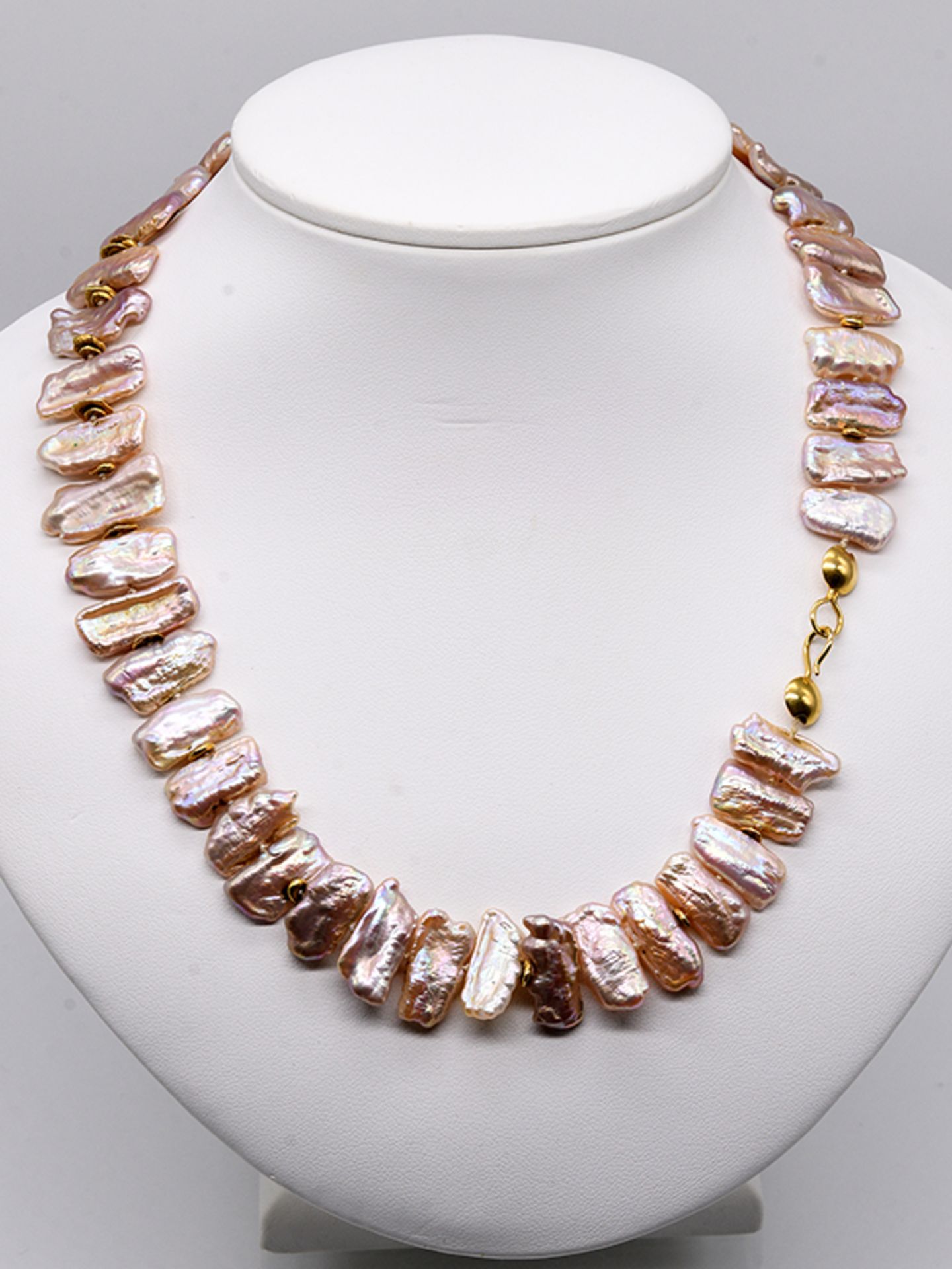 Collier aus Biwa-Perlen und goldenen Zwischengliedern, 21. Jh. 750/- Gelbgold-Verschluss- und