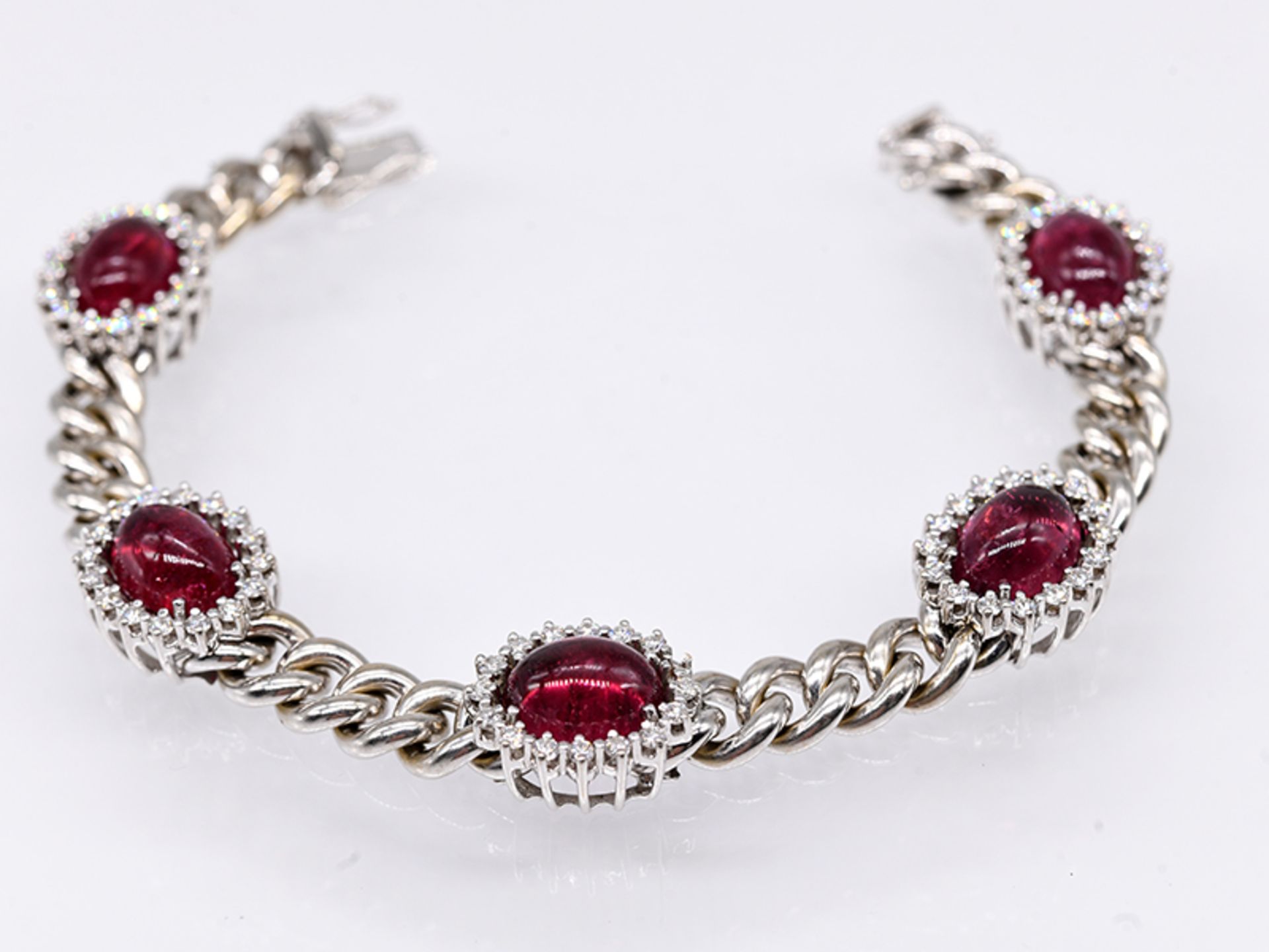 Massives Armband mit 5 roséfarbenen Turmalin-Cabochons, zus. ca. 10 ct und 79 Brillanten, zus. ca.