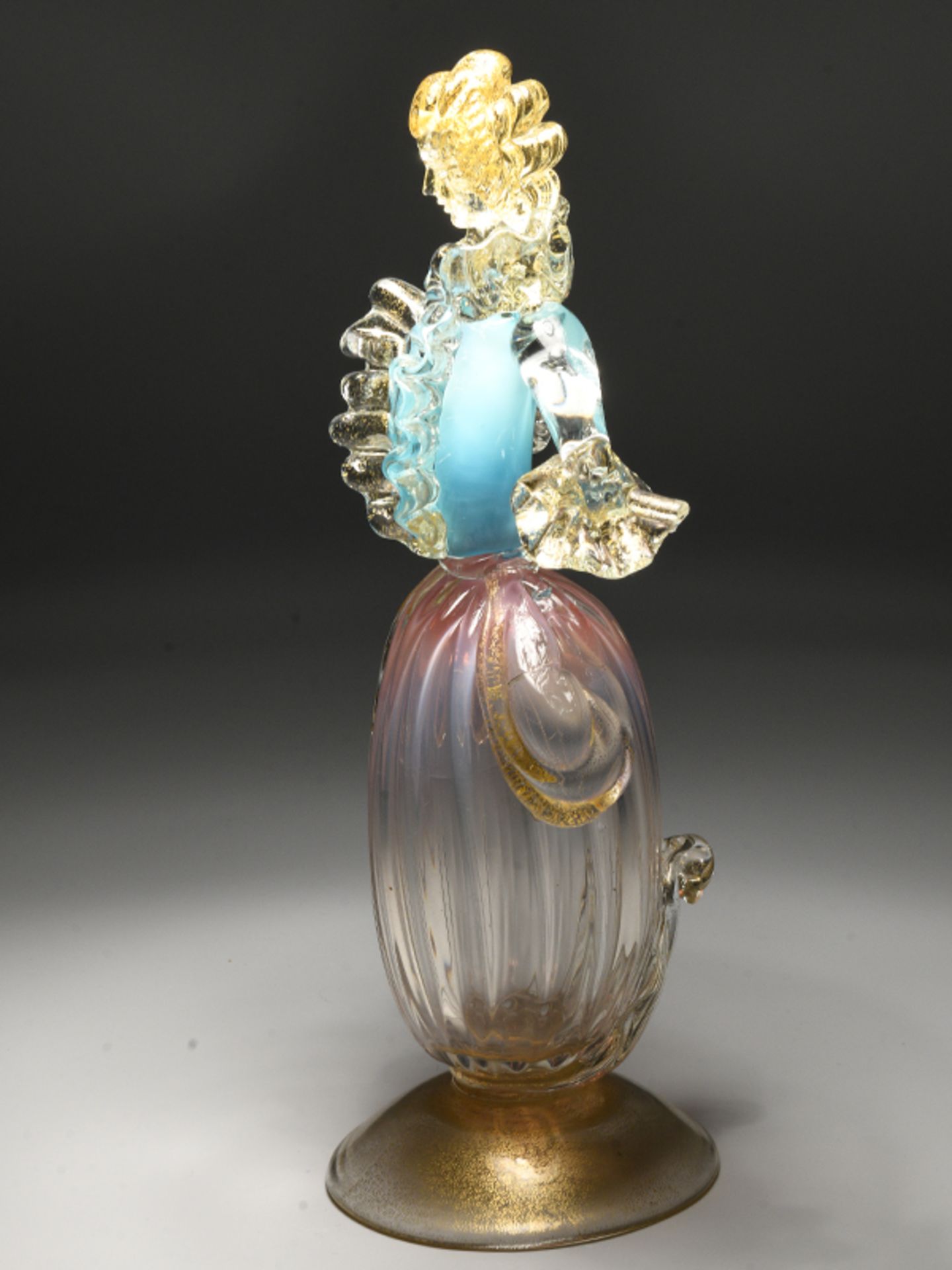 Glasfigur einer Dame im Rokokostil, wohl Barovier & Toso, Murano, 20. Jh. Farbloses Glas, in teils - Image 3 of 8