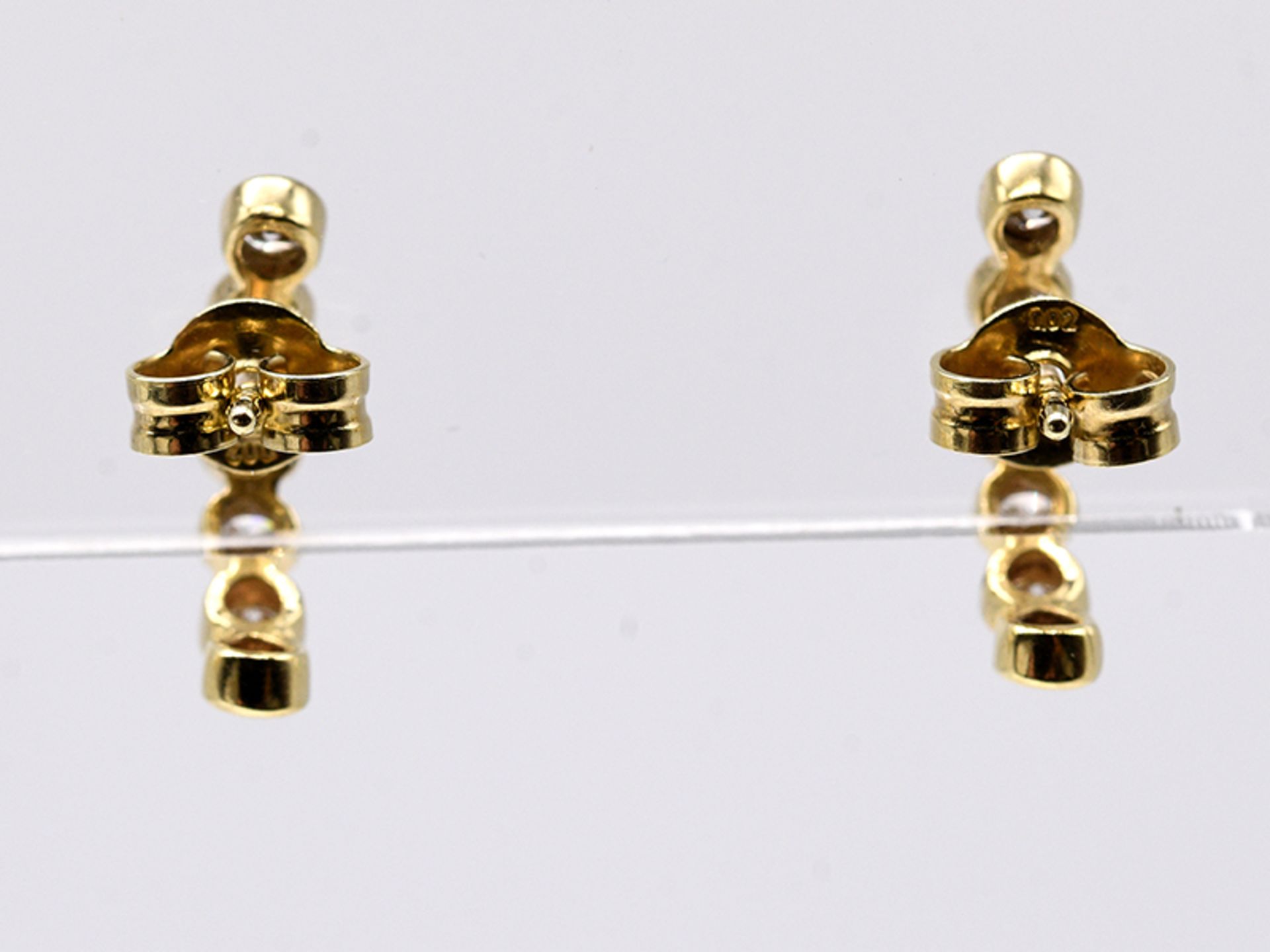 Paar Ohrringe mit zus. 12 Brillanten, zus. ca. 0,60ct, 90- er Jahre. 585/- Gelbgold. Gesamtgewicht - Image 3 of 3