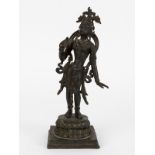 Kleine Standfigur einer Bodhisattva (Tara), Nepal oder Tibet, wohl 18. Jh. Bronze mit dunkler